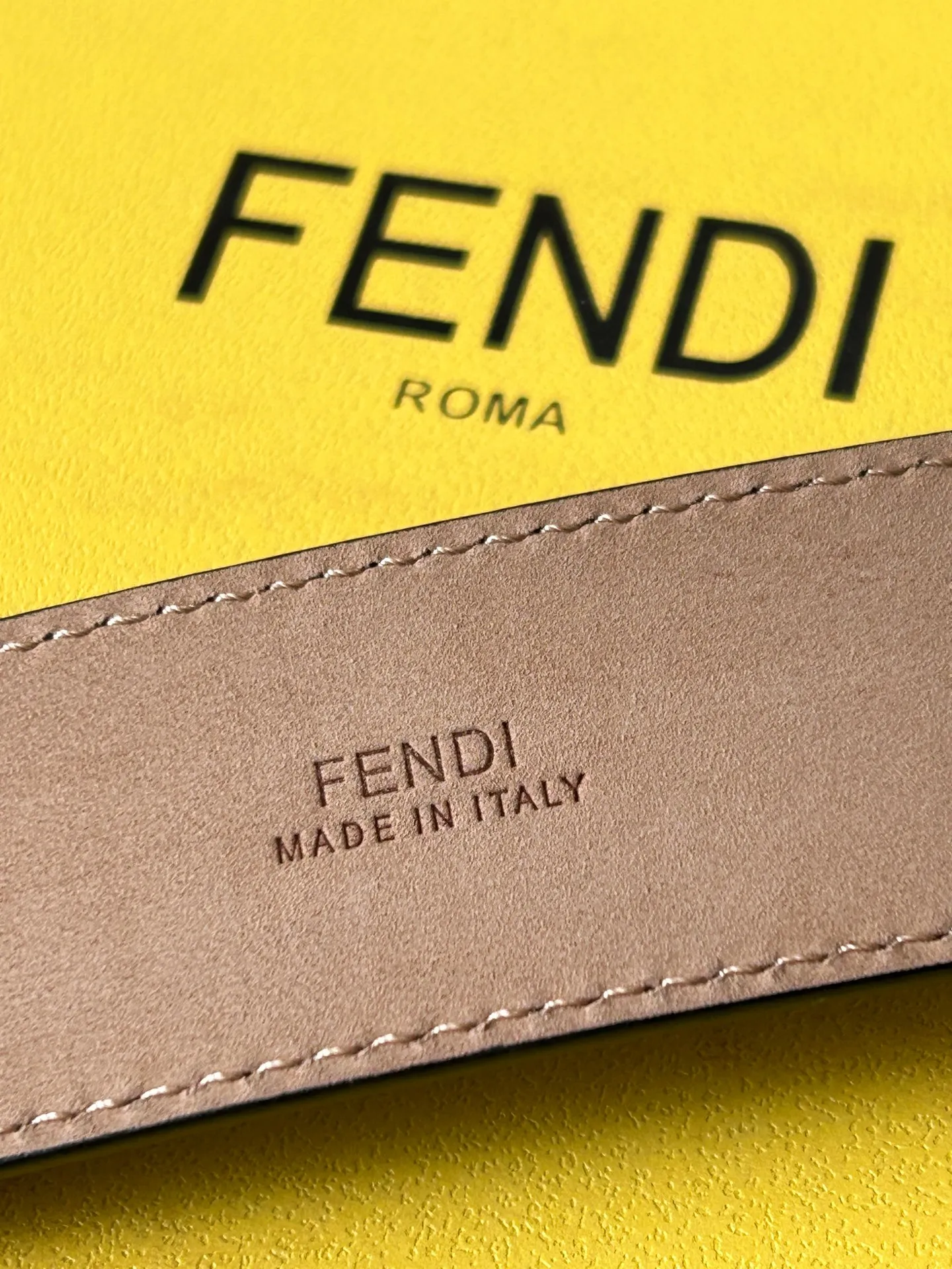 💰460💰Full package💰 💍Purchasing-grade FENDI (Fendi) men's casual belt, 3.4cm wide, made of black grained cowhide, decorated with FF pattern and embossed natural rubber stripes, gold finish metal.