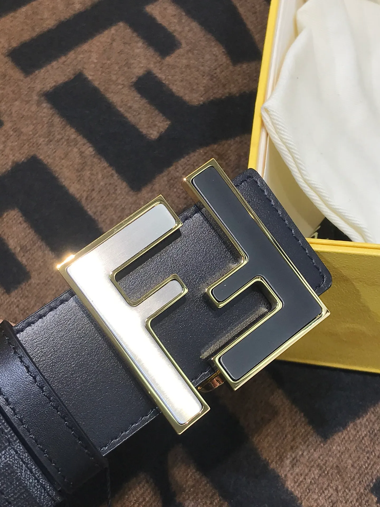 💰520💰Full set of packaging💰 💍Purchase grade Fendi 38 MM wide, supports NFC chip scanning, logo-shaped belt, original F brushed gun color rivet buckle, imported original calf pattern with presbyopia, soft touch, gold-plated surface metal products, quality assurance, details are not market currency!