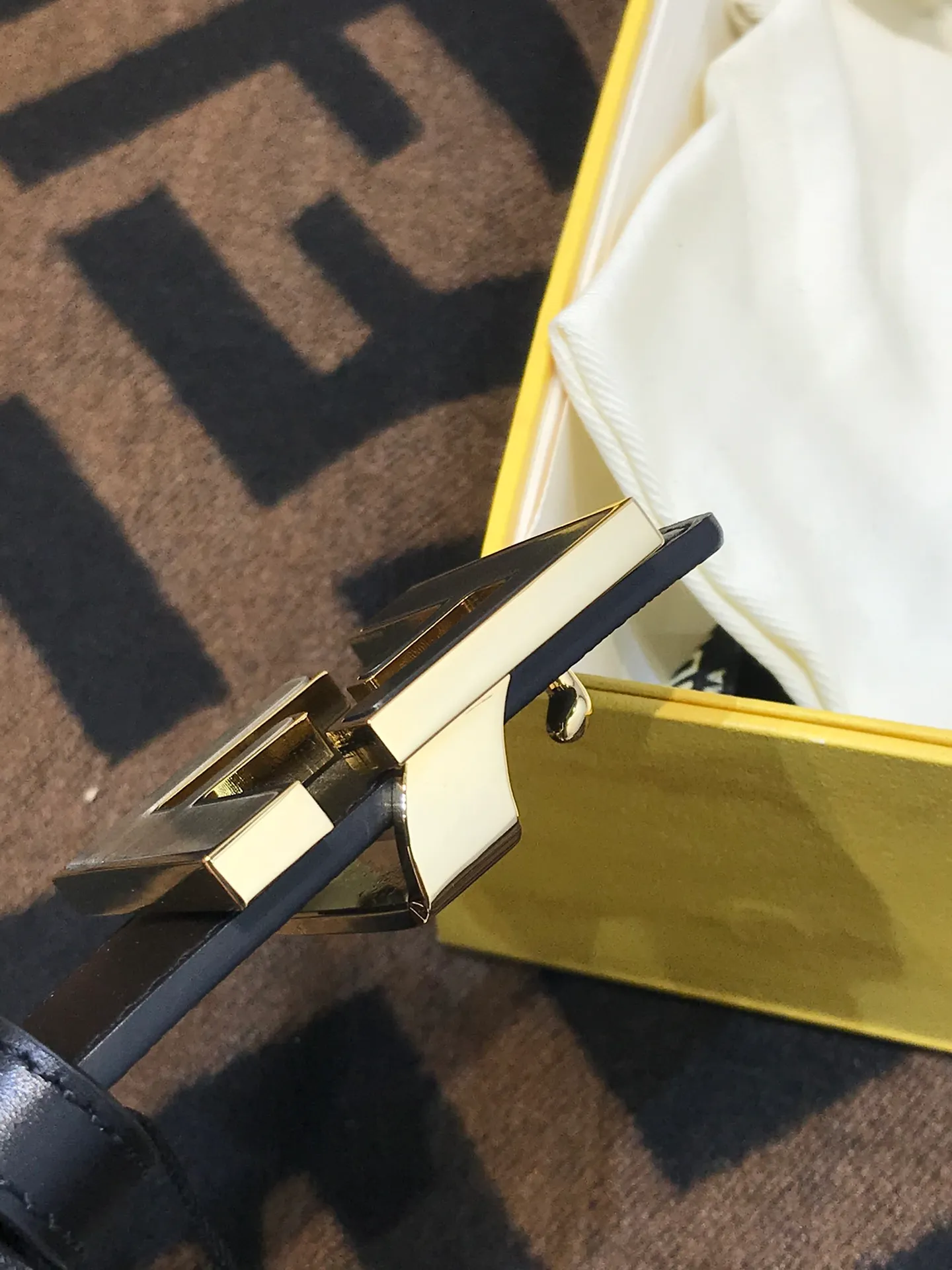 💰520💰Full set of packaging💰 💍Purchase grade Fendi 38 MM wide, supports NFC chip scanning, logo-shaped belt, original F brushed gun color rivet buckle, imported original calf pattern with presbyopia, soft touch, gold-plated surface metal products, quality assurance, details are not market currency!