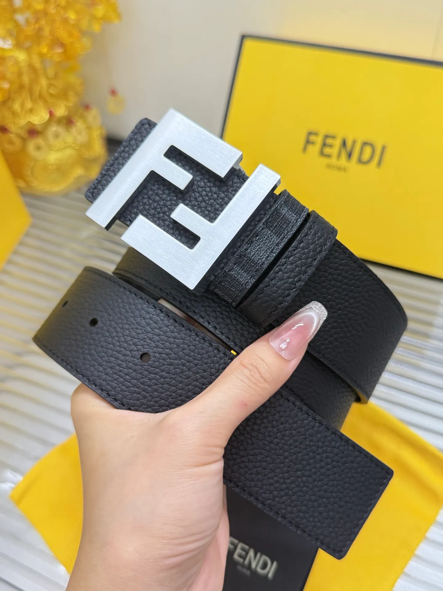 ✅Width: 𝟰.𝟬𝗰𝗺 ❑ 𝐖𝐨𝐦𝐞𝐧'𝐬 𝐛𝐞𝐥𝐭 Fendi FENDI can be used on both sides, classic pattern/lychee pattern, original imported calfskin + fine pure copper hardware buckle P480