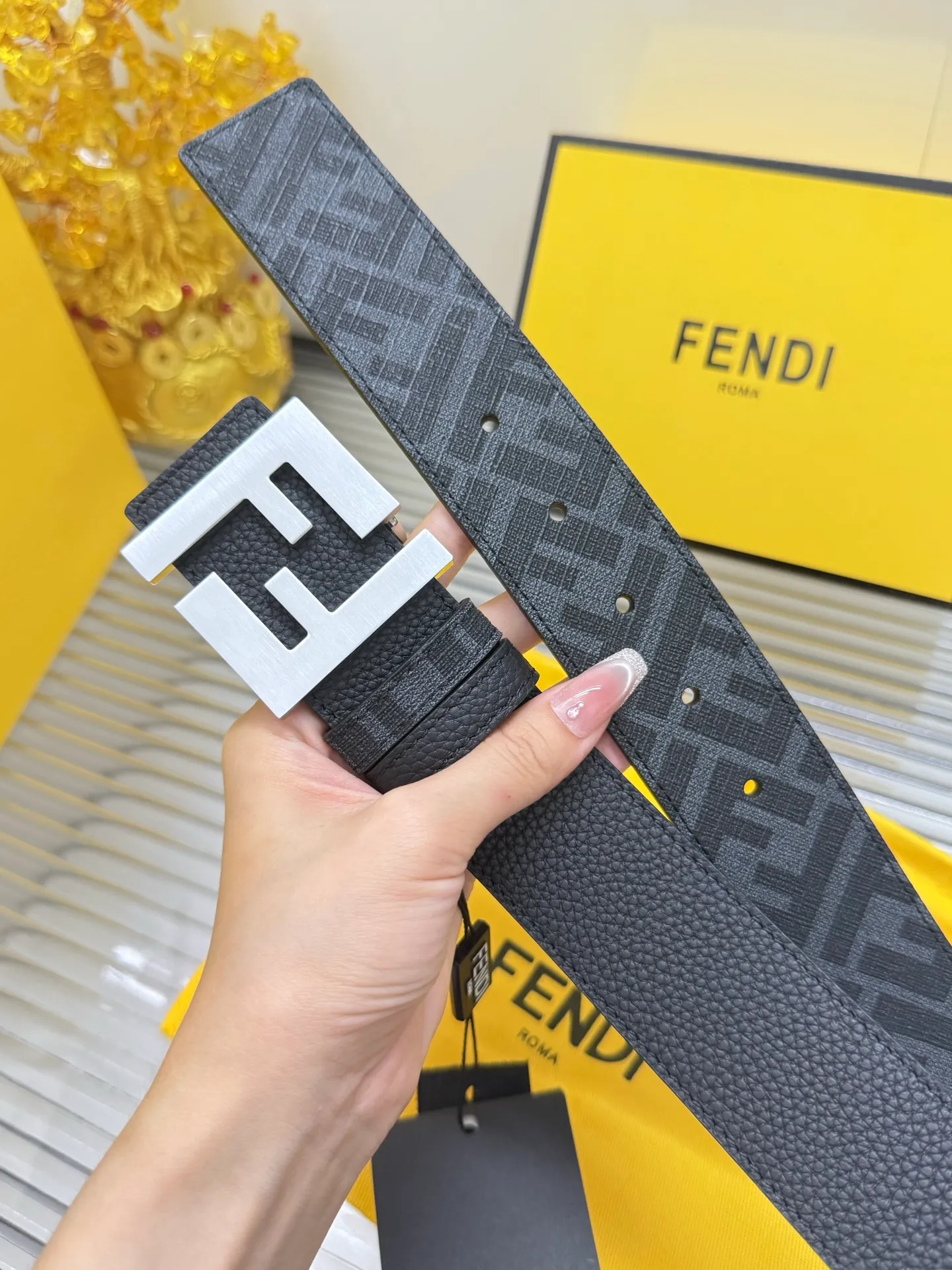 ✅Width: 𝟰.𝟬𝗰𝗺 ❑ 𝐖𝐨𝐦𝐞𝐧'𝐬 𝐛𝐞𝐥𝐭 Fendi FENDI can be used on both sides, classic pattern/lychee pattern, original imported calfskin + fine pure copper hardware buckle P480