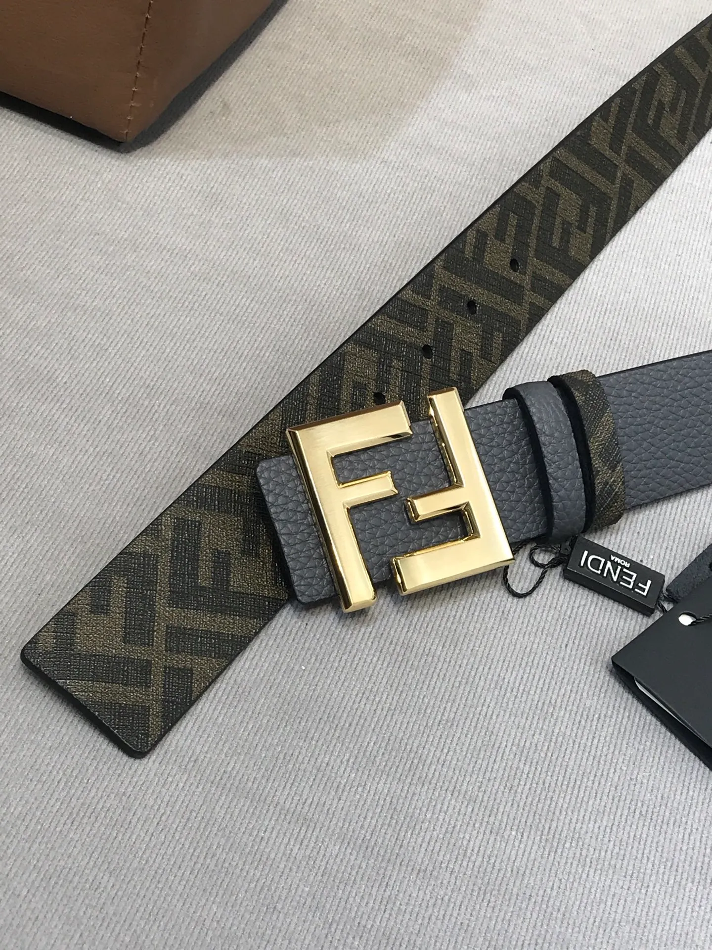 💰480💰Full package💰 💍Purchase level Fendi⚡️🌹Width 38 MM, supports NFC chip scanning, logo-shaped belt, original F three-dimensional texture sand-colored rivet buckle, imported original surface made of calfskin, soft to the touch, gold-plated surface metal products, quality assurance, details are not market currency!