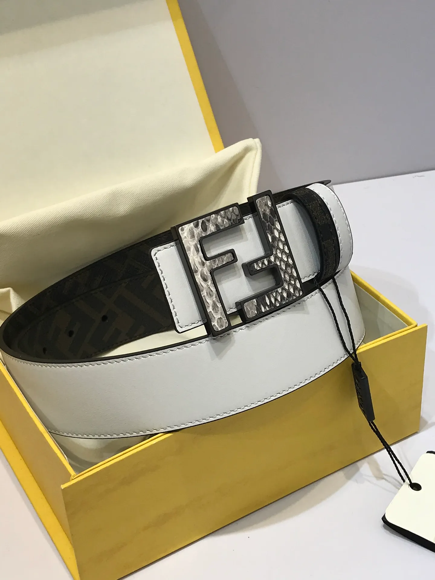 💰520💰Full set of packaging💰 💍Purchase level new style Fendi ⚡️🌹Width 38 MM Support NFC chip scanning, logo-shaped belt, original glossy secondary color ⚡️🌹Python skin F rivet buckle, imported original calfskin made ⚡️🌹Soft leather, gold-plated metal products, quality assurance, non-market currency!