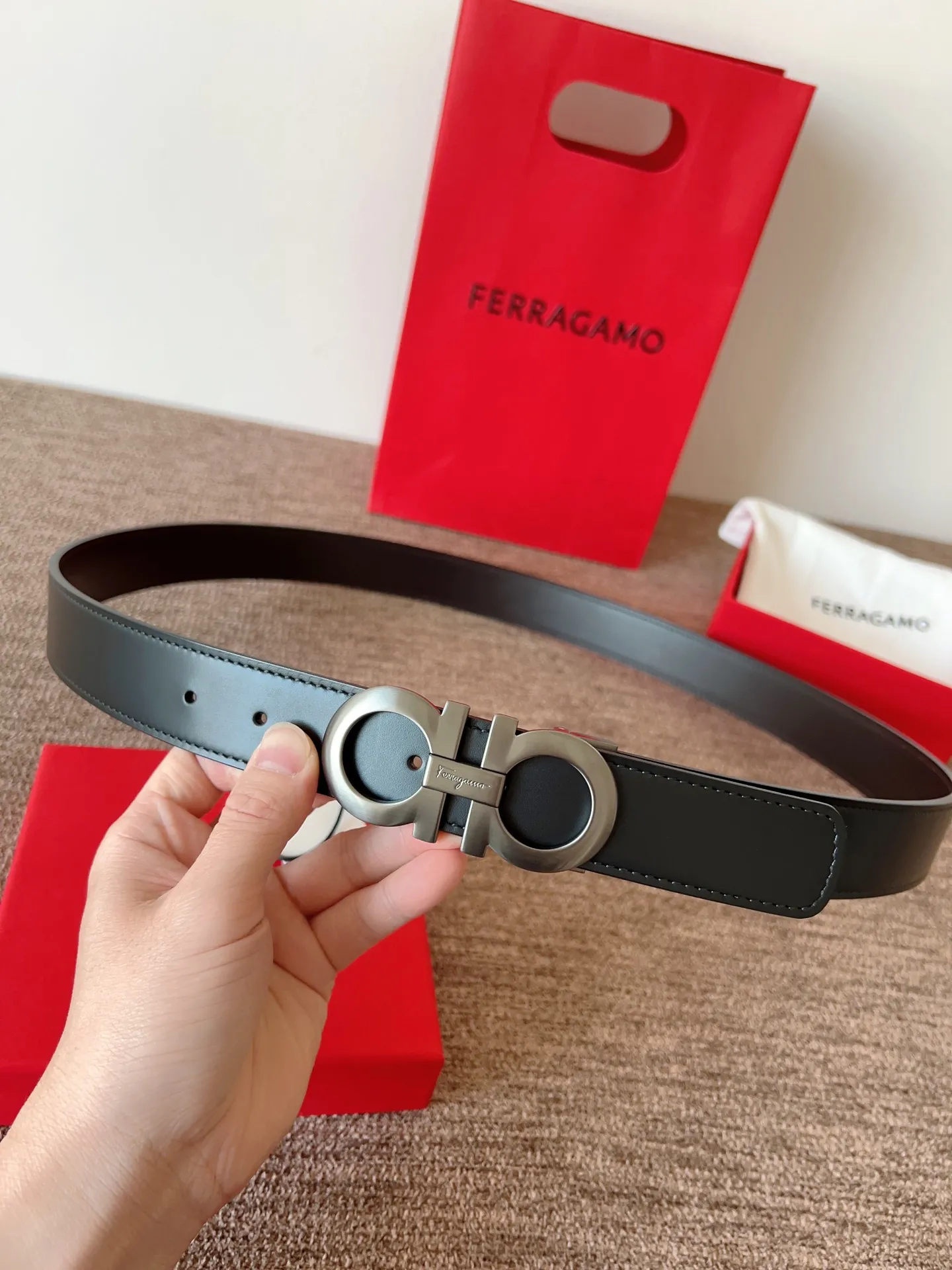 A Ferragamo belt that will never go out of style after several years of use, with original leather, high-quality buckles and brand new packaging. 💰760