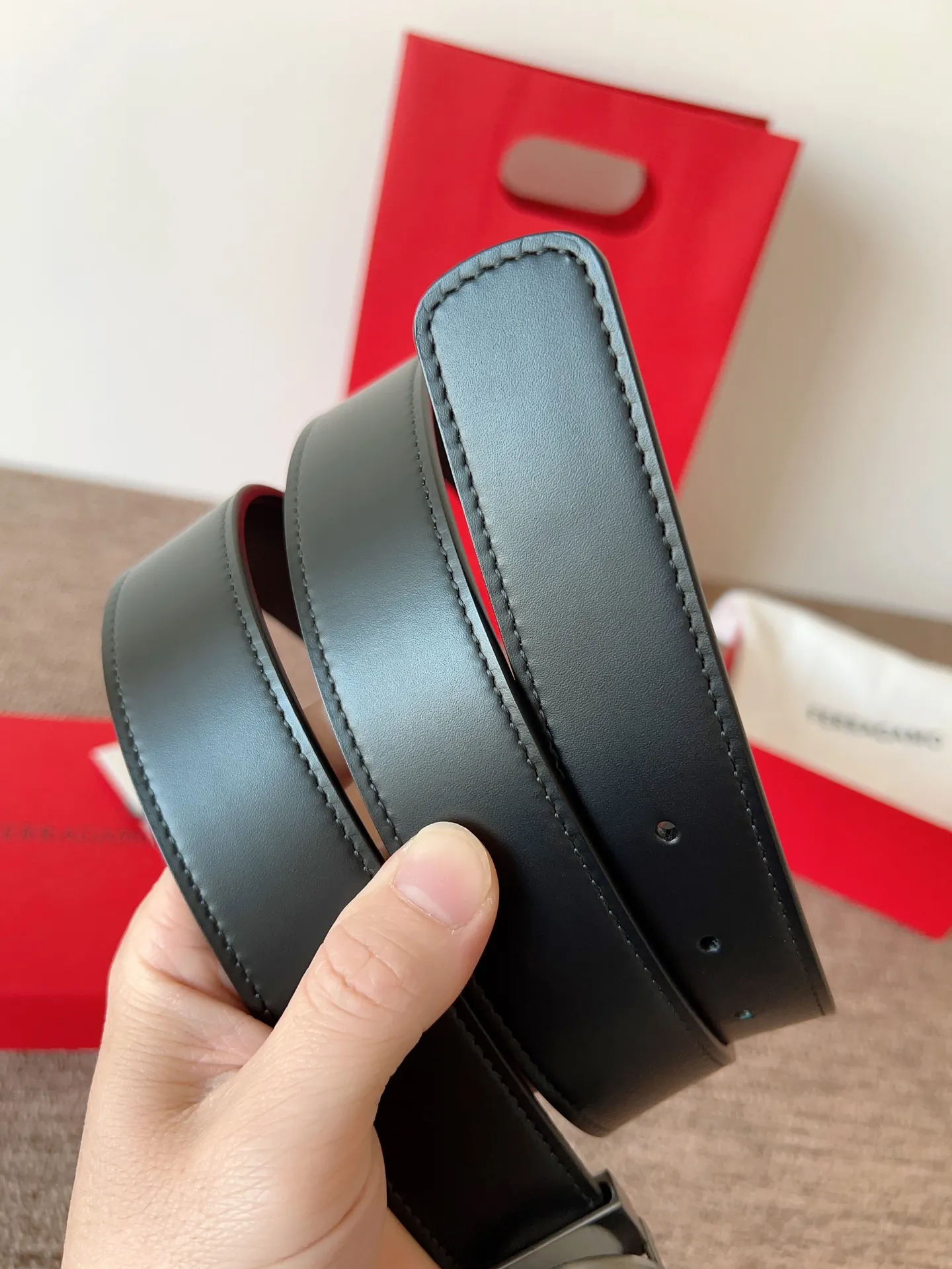 A Ferragamo belt that will never go out of style after several years of use, with original leather, high-quality buckles and brand new packaging. 💰760