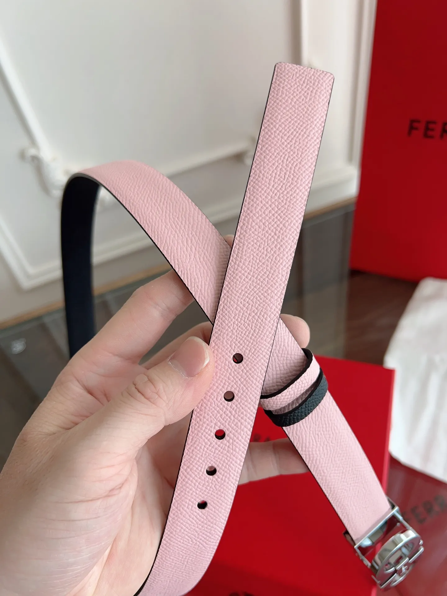 💰440💰Full set of packaging💰 💍Purchasing-grade Ferragamo·High-end quality． Double-sided colors available. The length can be cut by yourself to achieve a slimming effect. Material: The belt is made of imported first-layer cowhide. Exquisite, high-end and classy. Photographed in kind. Width: 2.5cm