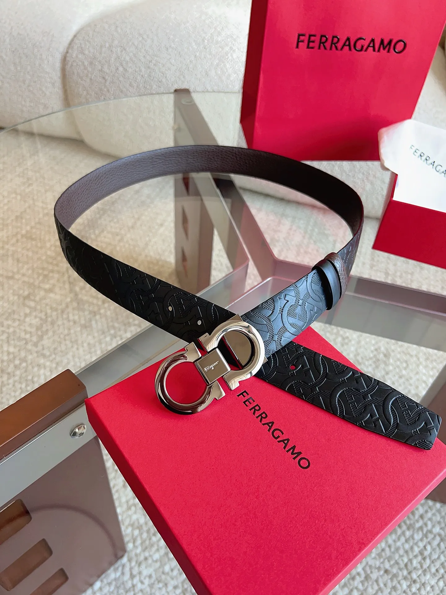 💰440💰Full package💰 💍Purchasing agent Ferragamo (2026 early spring style), the belt is made of first-layer cowhide with special processing, highlighting the natural grain, and using modern and elegant colors to reinterpret men's classic items. The double-sided design complements the Gancini double buckle, creating a flexible and versatile piece. The length is adjustable for a tailor-made fit. Belt width: 3.5cm