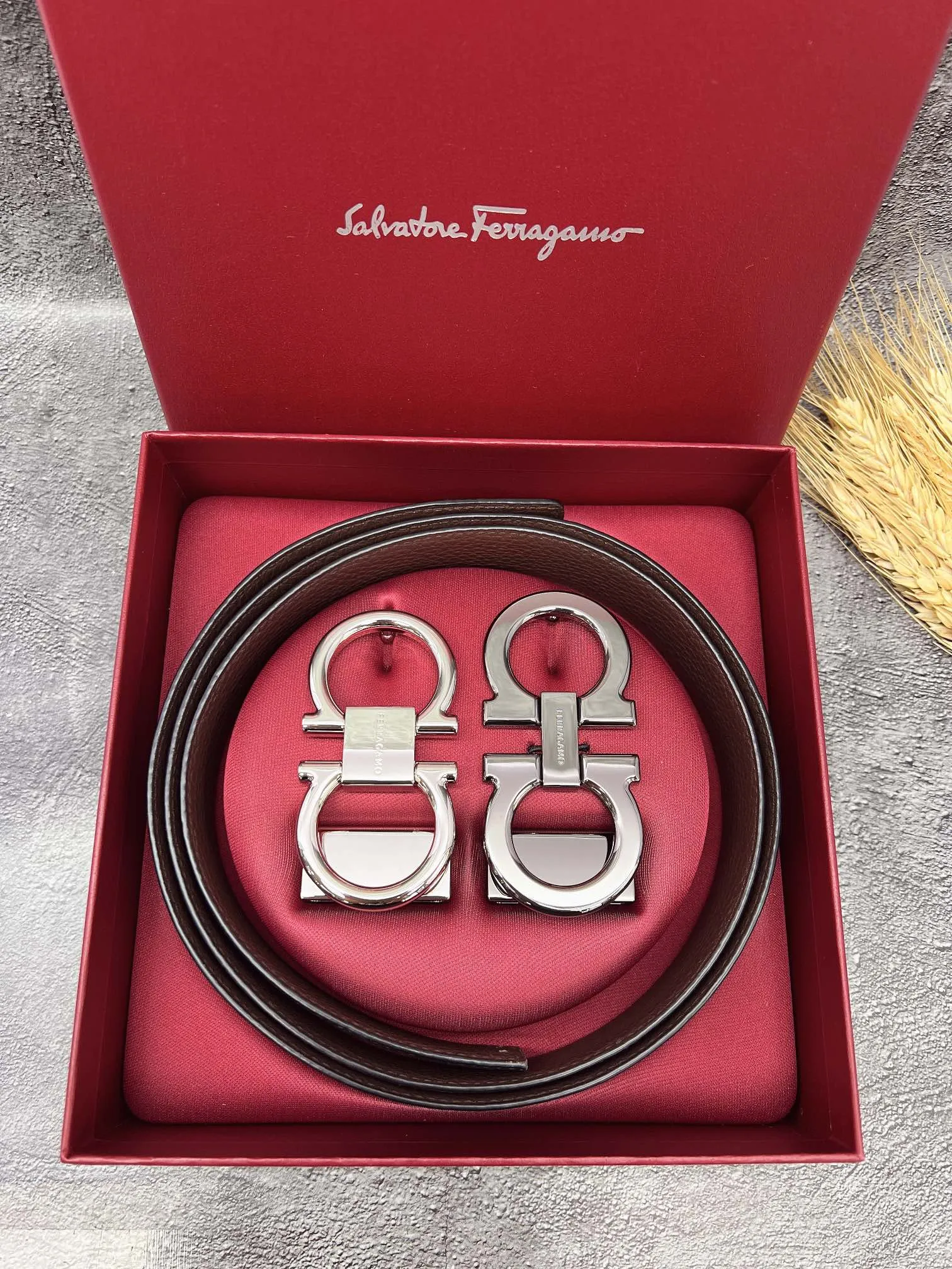 💰560💰Full set of packaging💰 💍Purchasing grade FERRAGAMO⚡️🌹Double-buckle series The same style as the official website for early autumn🎉 Width: 3.5CM Purchasing quality Double buckles can be used with each other Double-sided imported calfskin belt Supports chip scanning The length can be cut by yourself, giving you a counter-like experience 360-degree high-quality metal buckle with no dead ends, worn around the waist to perfectly reflect the quality of life⚡️🌹Gifts and personal use👍