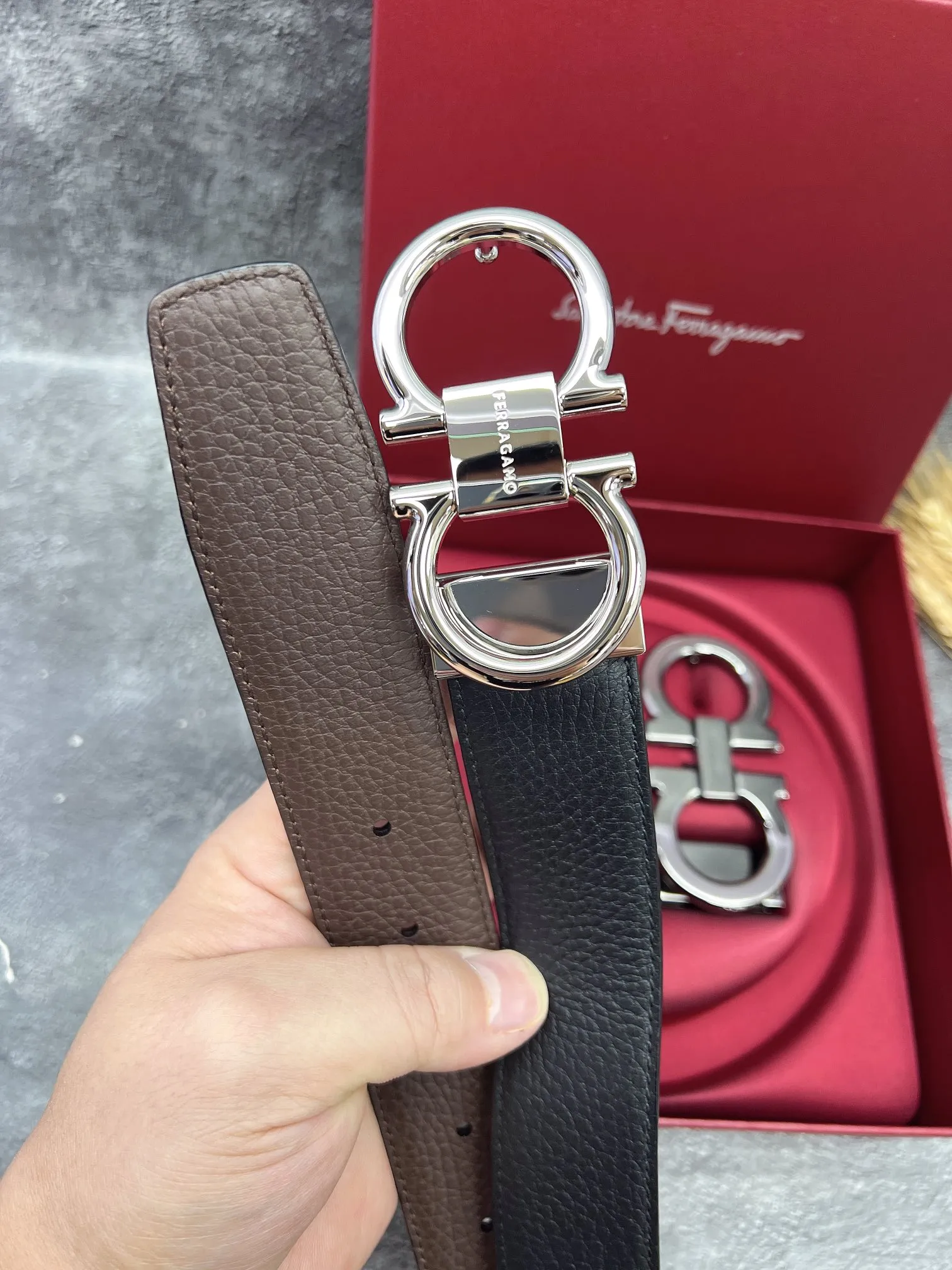 💰560💰Full set of packaging💰 💍Purchasing grade FERRAGAMO⚡️🌹Double-buckle series The same style as the official website for early autumn🎉 Width: 3.5CM Purchasing quality Double buckles can be used with each other Double-sided imported calfskin belt Supports chip scanning The length can be cut by yourself, giving you a counter-like experience 360-degree high-quality metal buckle with no dead ends, worn around the waist to perfectly reflect the quality of life⚡️🌹Gifts and personal use👍