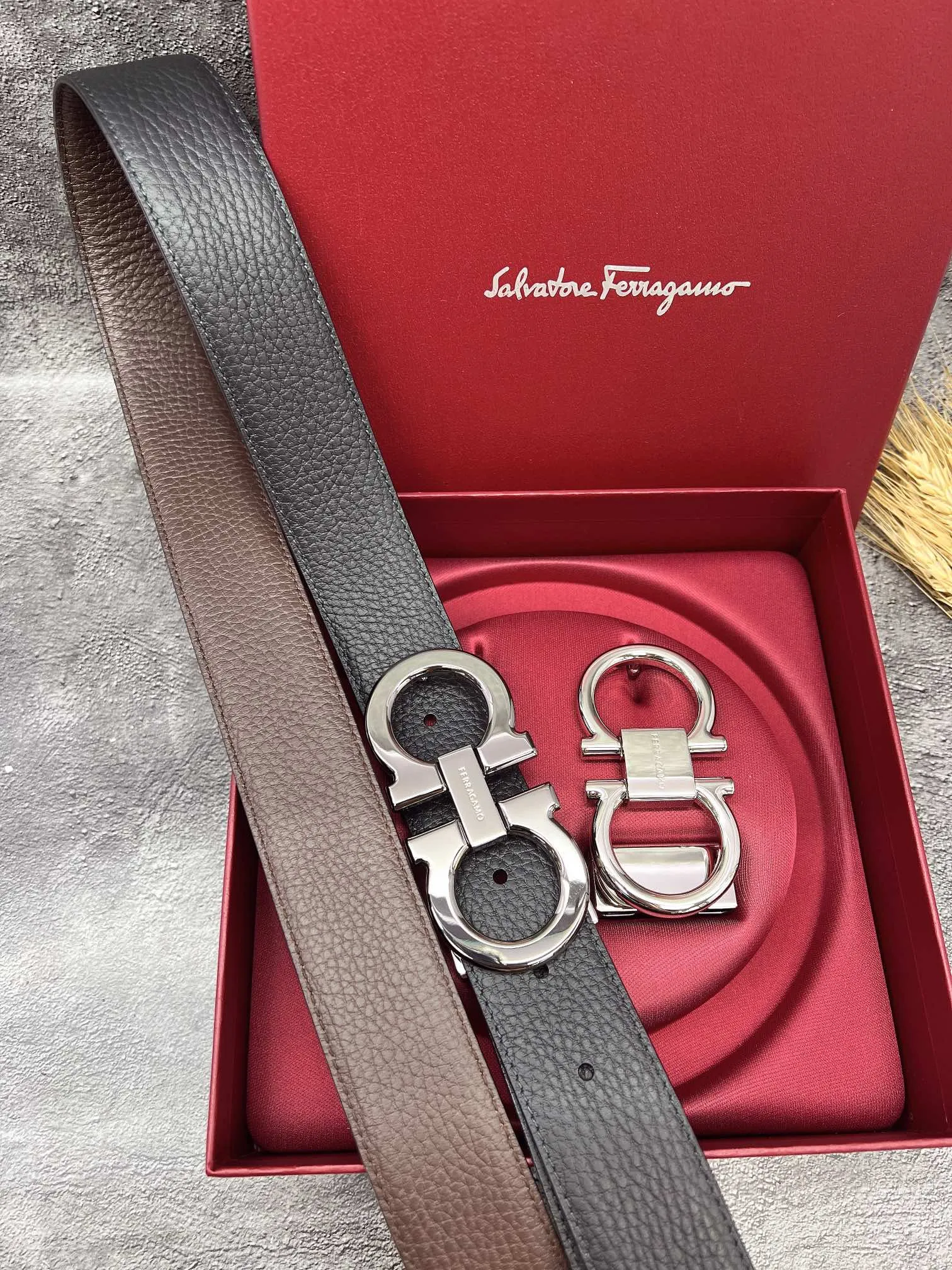 💰560💰Full set of packaging💰 💍Purchasing grade FERRAGAMO⚡️🌹Double-buckle series The same style as the official website for early autumn🎉 Width: 3.5CM Purchasing quality Double buckles can be used with each other Double-sided imported calfskin belt Supports chip scanning The length can be cut by yourself, giving you a counter-like experience 360-degree high-quality metal buckle with no dead ends, worn around the waist to perfectly reflect the quality of life⚡️🌹Gifts and personal use👍