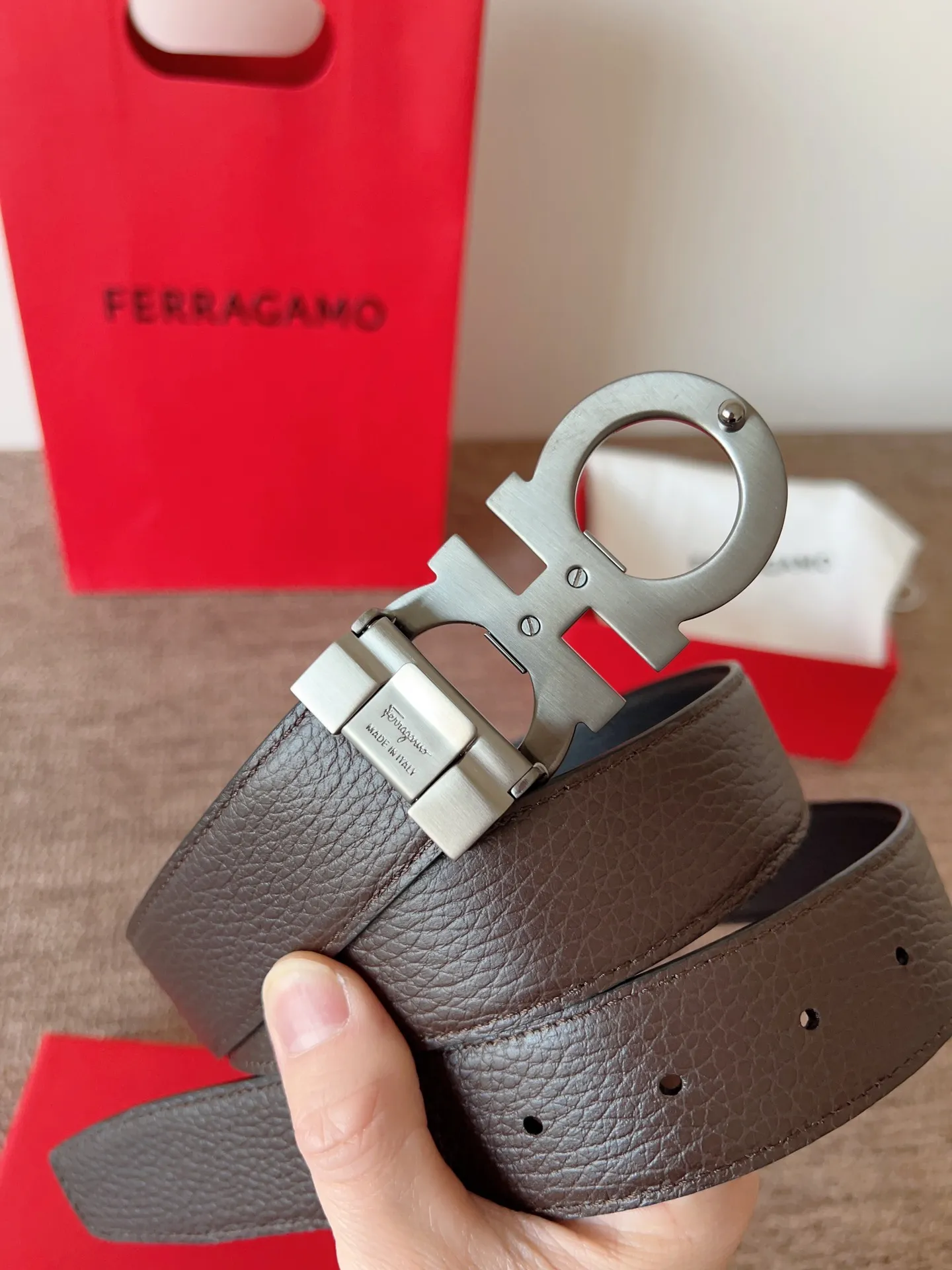 A Ferragamo belt that will never go out of style after several years of use, with original leather, high-quality buckles and brand new packaging. 💰760