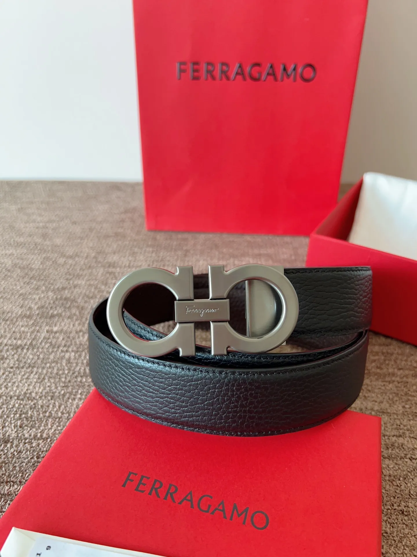 A Ferragamo belt that will never go out of style after several years of use, with original leather, high-quality buckles and brand new packaging. 💰760