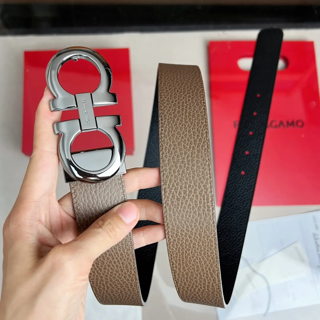 💰440💰Full package💰 💍Purchasing-grade Ferragamo double-sided adjustable Gancini belt This belt is one of Ferragamo's classic accessories, noble and elegant, and timeless. This double-sided leather belt is made of natural grain leather on one side and embossed leather with a special three-dimensional Gancini pattern on the other. The gunmetal Gancini double buckle adds a touch of personality, and the length is adjustable to easily achieve a tailor-made fit.