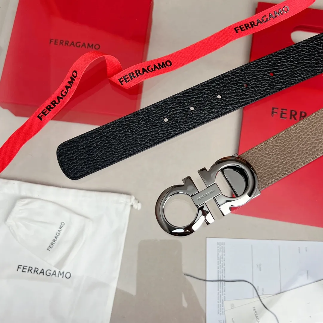 💰440💰Full package💰 💍Purchasing-grade Ferragamo double-sided adjustable Gancini belt This belt is one of Ferragamo's classic accessories, noble and elegant, and timeless. This double-sided leather belt is made of natural grain leather on one side and embossed leather with a special three-dimensional Gancini pattern on the other. The gunmetal Gancini double buckle adds a touch of personality, and the length is adjustable to easily achieve a tailor-made fit.