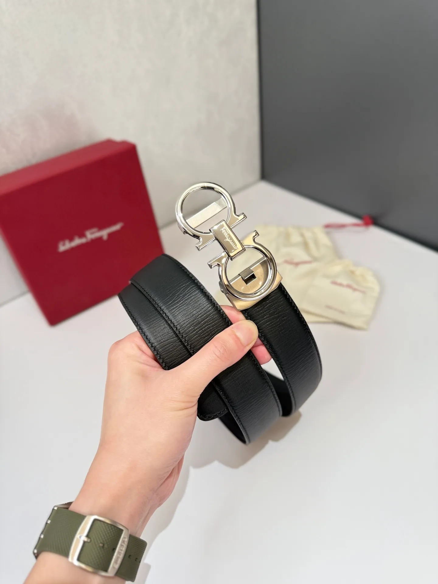 💰460💰Full package💰 💍Purchase level Salvatore Ferragamo is an Italian luxury brand known for its high-quality leather goods, shoes and accessories. Ferragamo's belts are one of its classic products, usually made of high-quality leather, with simple yet elegant designs, suitable for both business and leisure occasions. Automatic smooth buckle belt, stainless steel hardware, matching original leather belt body, adjustable length 🔝🔝🔝❤️❤️❤️
