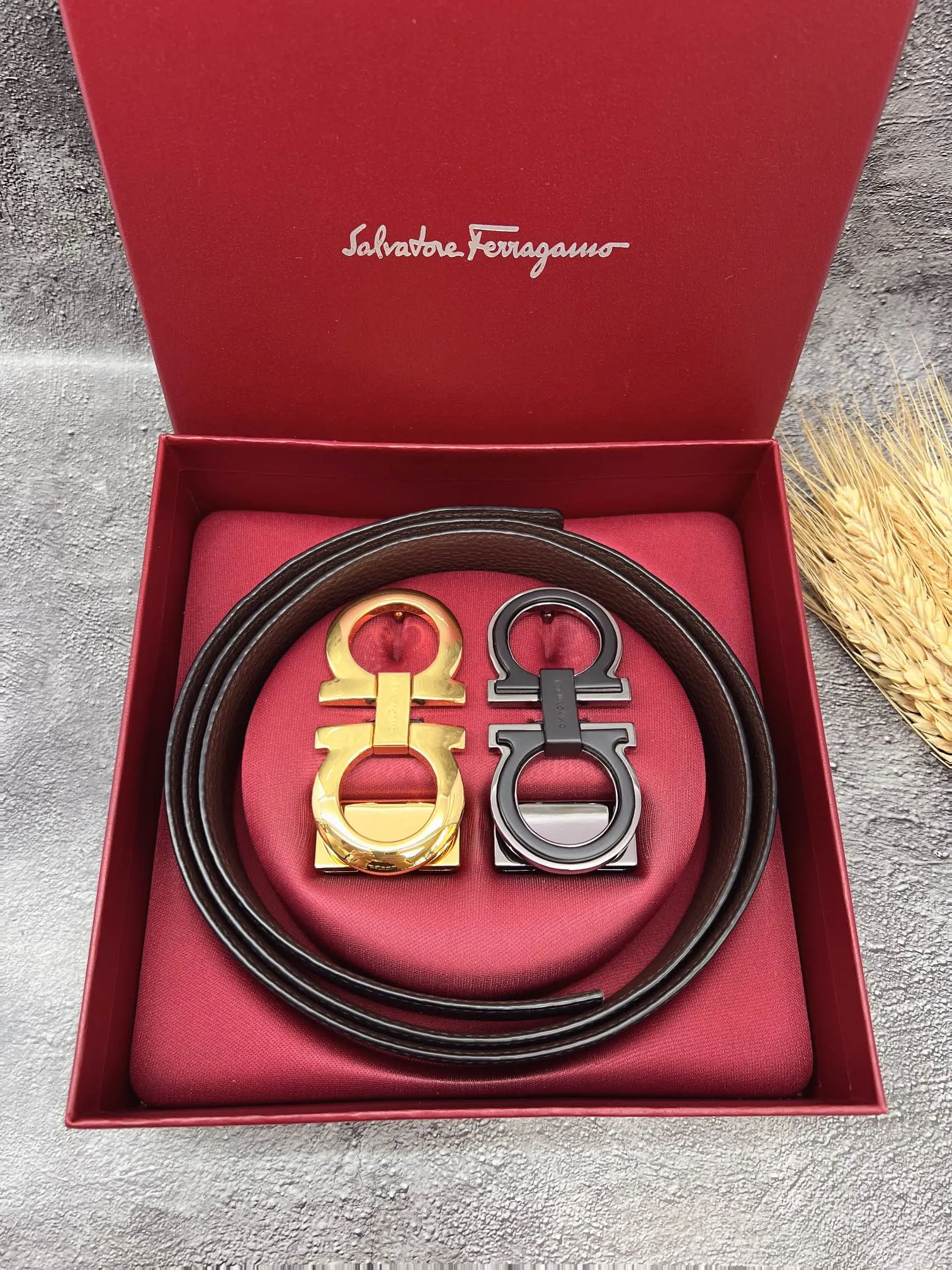 💰560💰Full set of packaging💰 💍Purchasing grade FERRAGAMO⚡️🌹Double-buckle series The same style as the official website for early autumn🎉 Width: 3.5CM Purchasing quality Double buckles can be used with each other Double-sided imported calfskin belt Supports chip scanning The length can be cut by yourself, giving you a counter-like experience 360-degree high-quality metal buckle with no dead ends, worn around the waist to perfectly reflect the quality of life⚡️🌹Gifts and personal use👍