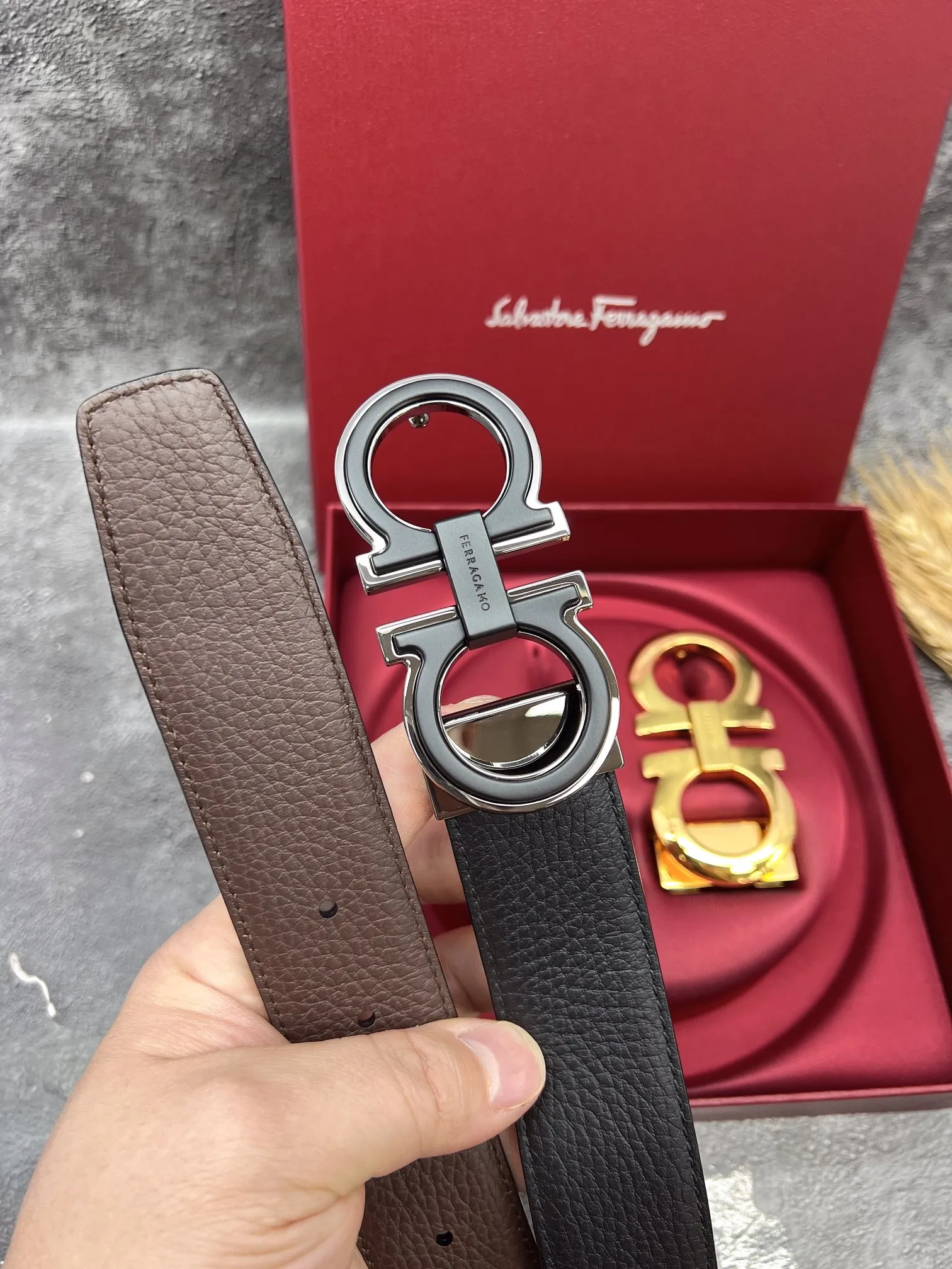 💰560💰Full set of packaging💰 💍Purchasing grade FERRAGAMO⚡️🌹Double-buckle series The same style as the official website for early autumn🎉 Width: 3.5CM Purchasing quality Double buckles can be used with each other Double-sided imported calfskin belt Supports chip scanning The length can be cut by yourself, giving you a counter-like experience 360-degree high-quality metal buckle with no dead ends, worn around the waist to perfectly reflect the quality of life⚡️🌹Gifts and personal use👍