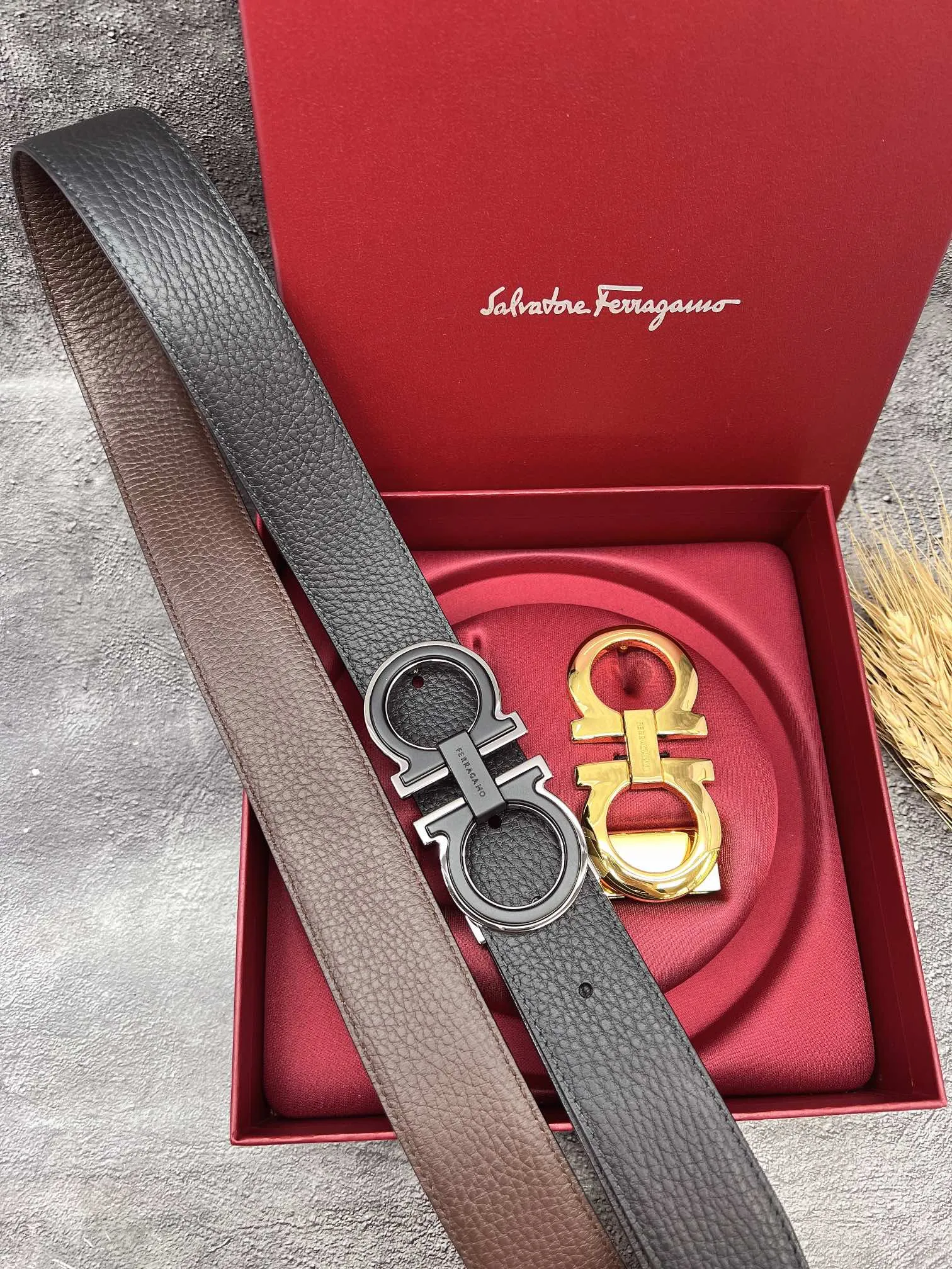 💰560💰Full set of packaging💰 💍Purchasing grade FERRAGAMO⚡️🌹Double-buckle series The same style as the official website for early autumn🎉 Width: 3.5CM Purchasing quality Double buckles can be used with each other Double-sided imported calfskin belt Supports chip scanning The length can be cut by yourself, giving you a counter-like experience 360-degree high-quality metal buckle with no dead ends, worn around the waist to perfectly reflect the quality of life⚡️🌹Gifts and personal use👍