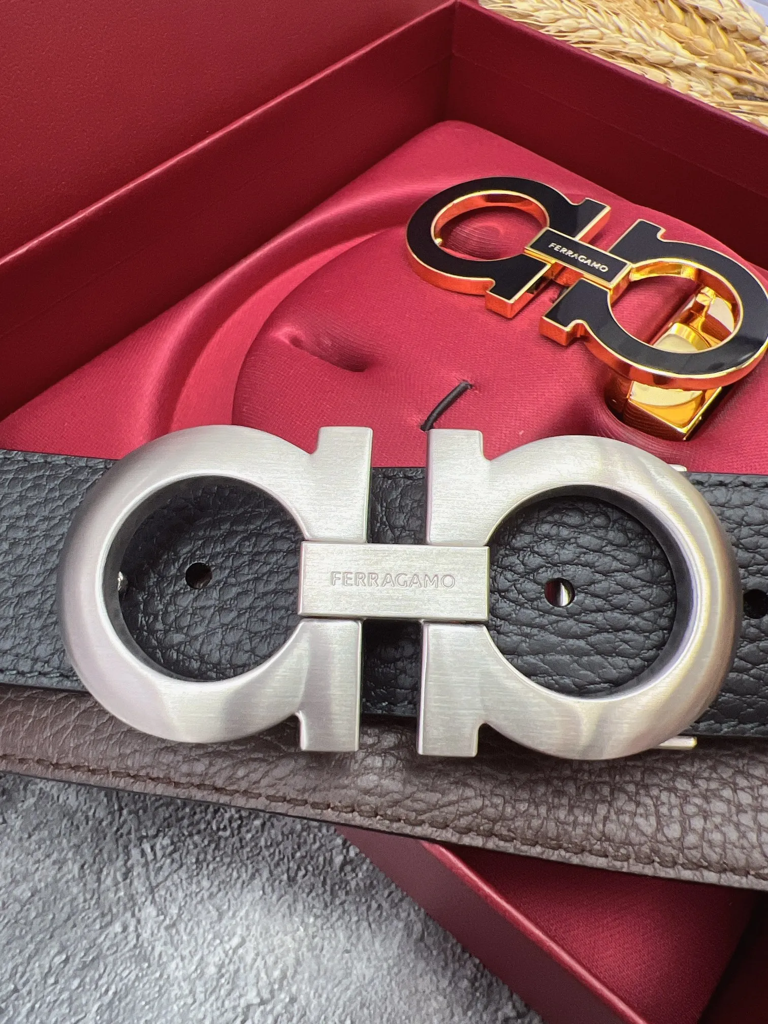 💰560💰Full set of packaging💰 💍Purchasing grade FERRAGAMO⚡️🌹Double-buckle series The same style as the official website for early autumn🎉 Width: 3.5CM Purchasing quality Double buckles can be used with each other Double-sided imported calfskin belt Supports chip scanning The length can be cut by yourself, giving you a counter-like experience 360-degree high-quality metal buckle with no dead ends, worn around the waist to perfectly reflect the quality of life⚡️🌹Gifts and personal use👍