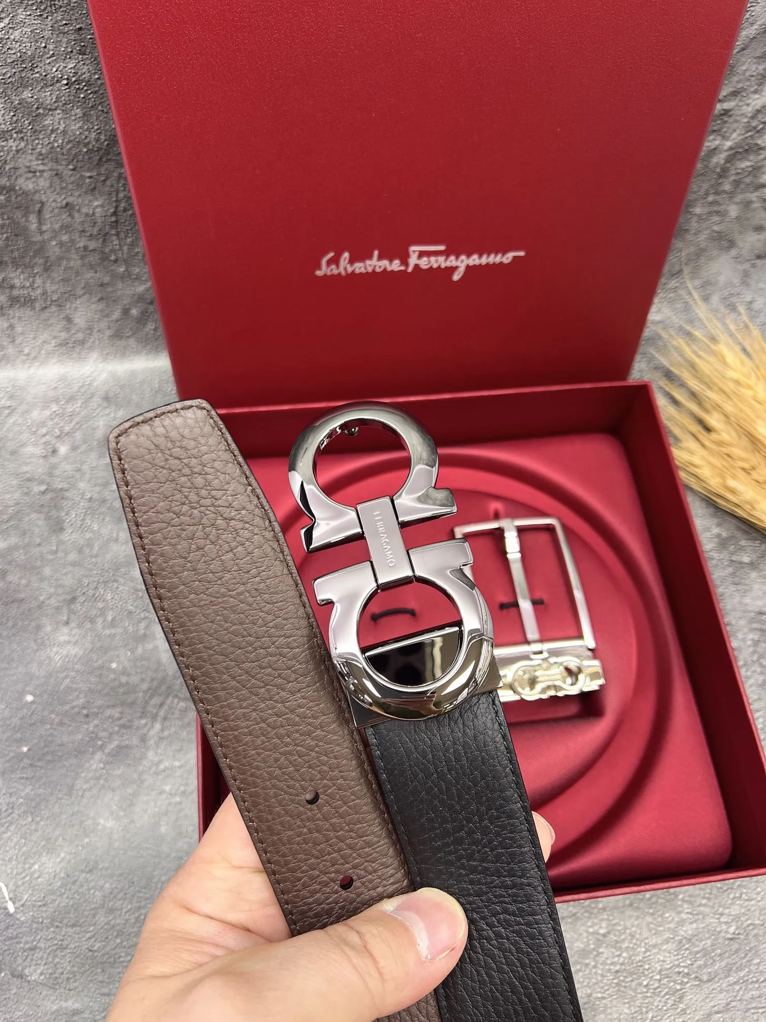 💰560💰Full set of packaging💰 💍Purchasing grade FERRAGAMO⚡️🌹Double-buckle series The same style as the official website for early autumn🎉 Width: 3.5CM Purchasing quality Double buckles can be used with each other Double-sided imported calfskin belt Supports chip scanning The length can be cut by yourself, giving you a counter-like experience 360-degree high-quality metal buckle with no dead ends, worn around the waist to perfectly reflect the quality of life⚡️🌹Gifts and personal use👍