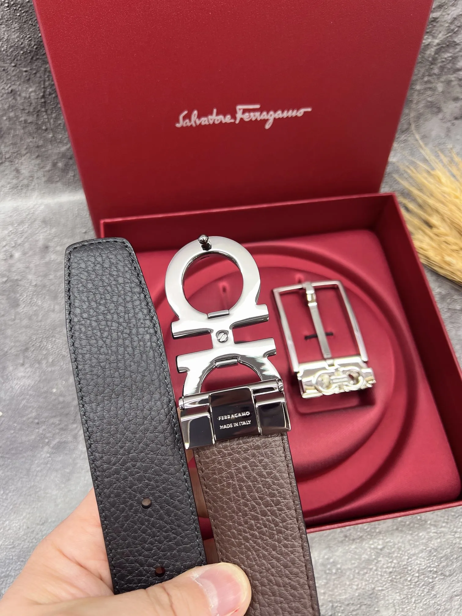 💰560💰Full set of packaging💰 💍Purchasing grade FERRAGAMO⚡️🌹Double-buckle series The same style as the official website for early autumn🎉 Width: 3.5CM Purchasing quality Double buckles can be used with each other Double-sided imported calfskin belt Supports chip scanning The length can be cut by yourself, giving you a counter-like experience 360-degree high-quality metal buckle with no dead ends, worn around the waist to perfectly reflect the quality of life⚡️🌹Gifts and personal use👍