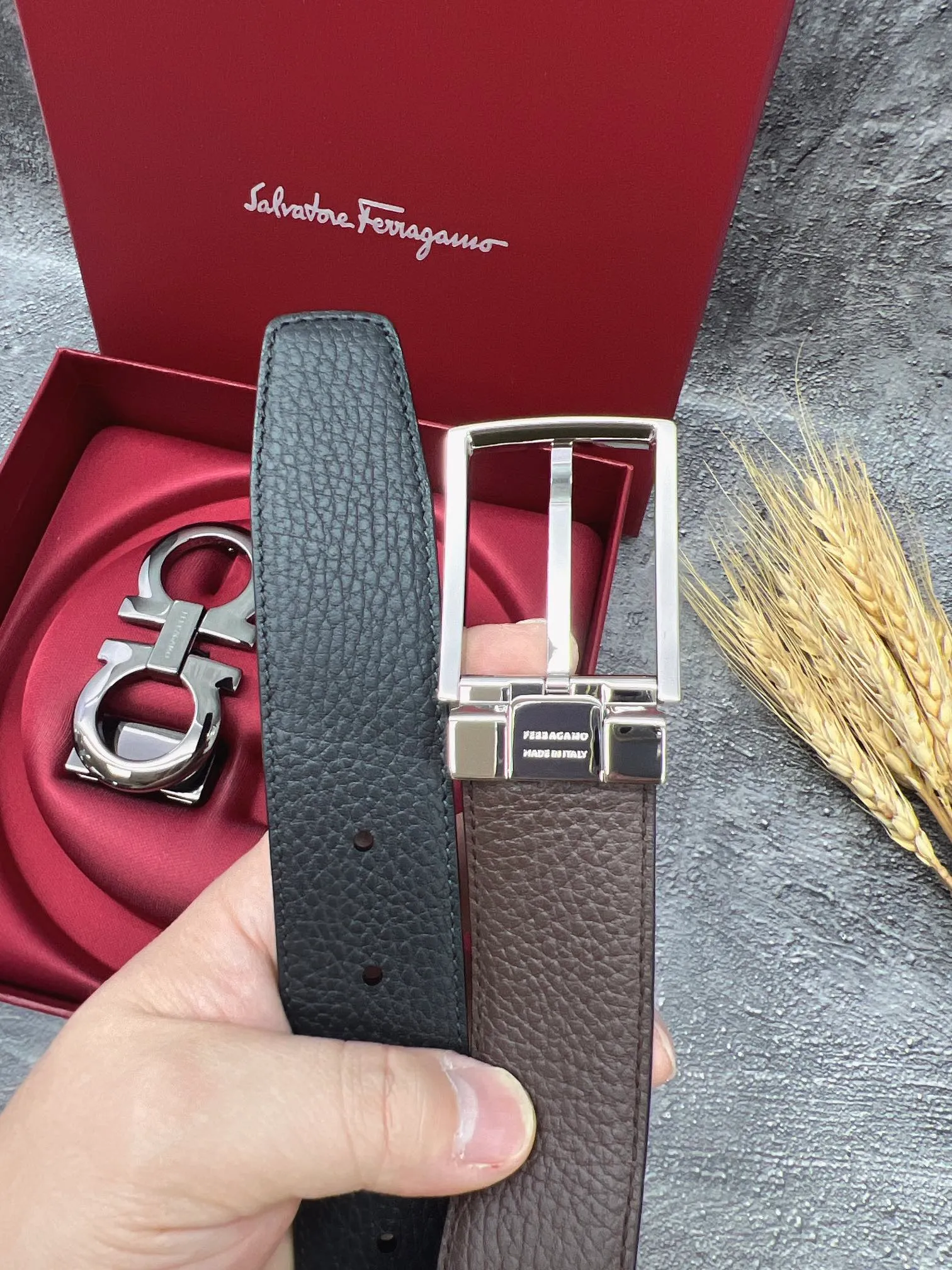 💰560💰Full set of packaging💰 💍Purchasing grade FERRAGAMO⚡️🌹Double-buckle series The same style as the official website for early autumn🎉 Width: 3.5CM Purchasing quality Double buckles can be used with each other Double-sided imported calfskin belt Supports chip scanning The length can be cut by yourself, giving you a counter-like experience 360-degree high-quality metal buckle with no dead ends, worn around the waist to perfectly reflect the quality of life⚡️🌹Gifts and personal use👍