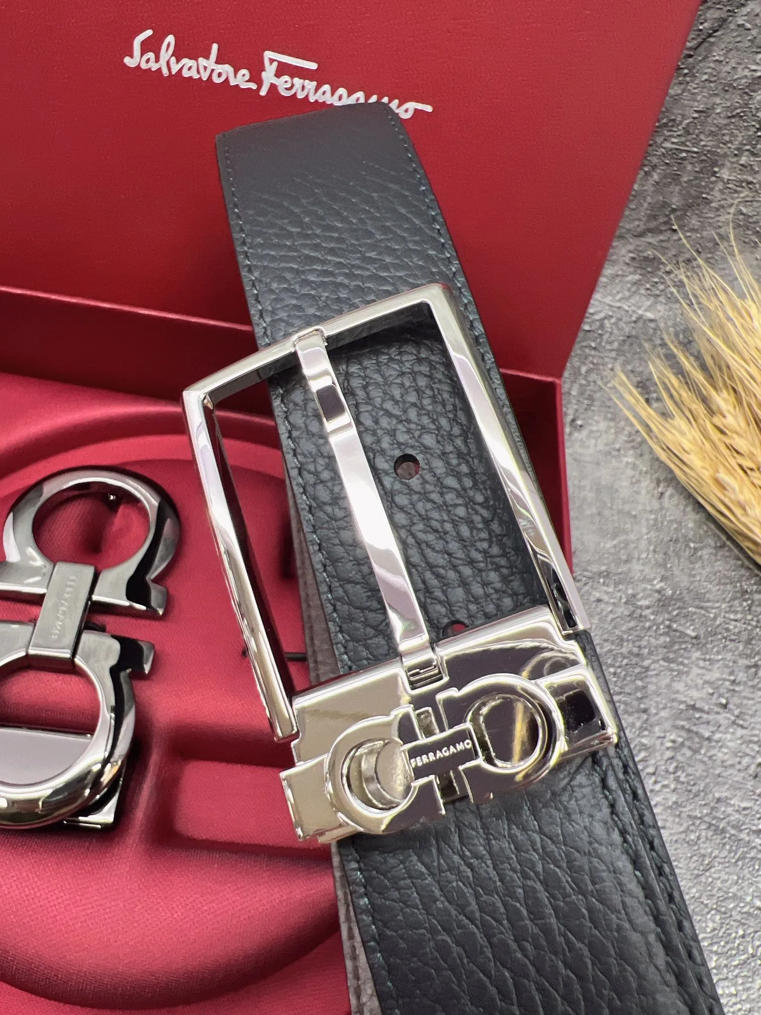 💰560💰Full set of packaging💰 💍Purchasing grade FERRAGAMO⚡️🌹Double-buckle series The same style as the official website for early autumn🎉 Width: 3.5CM Purchasing quality Double buckles can be used with each other Double-sided imported calfskin belt Supports chip scanning The length can be cut by yourself, giving you a counter-like experience 360-degree high-quality metal buckle with no dead ends, worn around the waist to perfectly reflect the quality of life⚡️🌹Gifts and personal use👍