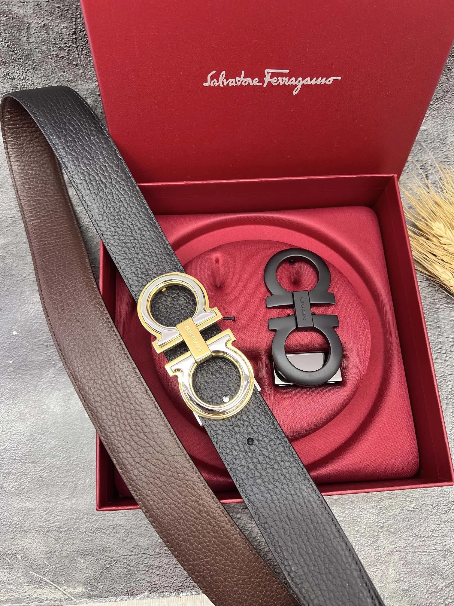 💰560💰Full set of packaging💰 💍Purchasing grade FERRAGAMO⚡️🌹Double-buckle series The same style as the official website for early autumn🎉 Width: 3.5CM Purchasing quality Double buckles can be used with each other Double-sided imported calfskin belt Supports chip scanning The length can be cut by yourself, giving you a counter-like experience 360-degree high-quality metal buckle with no dead ends, worn around the waist to perfectly reflect the quality of life⚡️🌹Gifts and personal use👍
