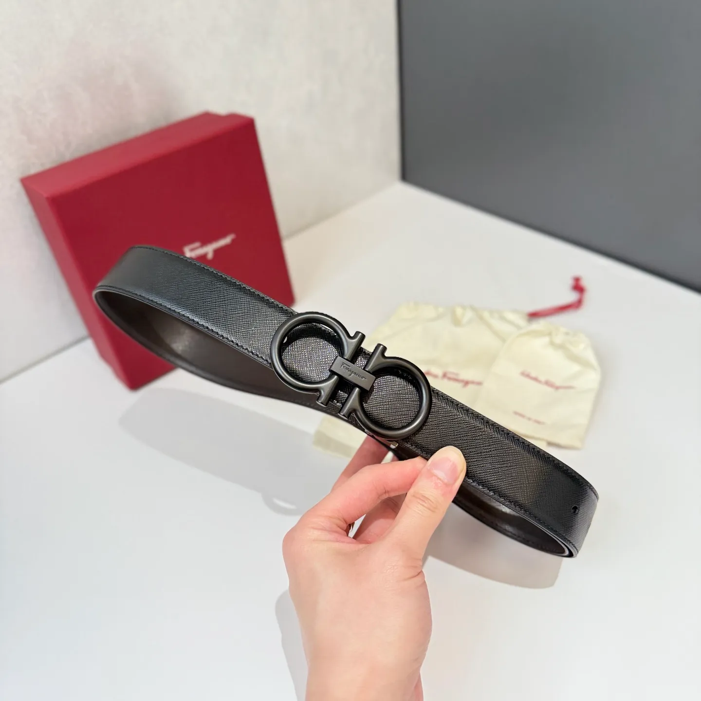 💰440💰Full package💰 💍Purchase level Salvatore Ferragamo is an Italian luxury brand known for its high-quality leather goods, shoes and accessories. Ferragamo's belts are one of its classic products, usually made of high-quality leather, with simple yet elegant designs, suitable for both business and leisure occasions.