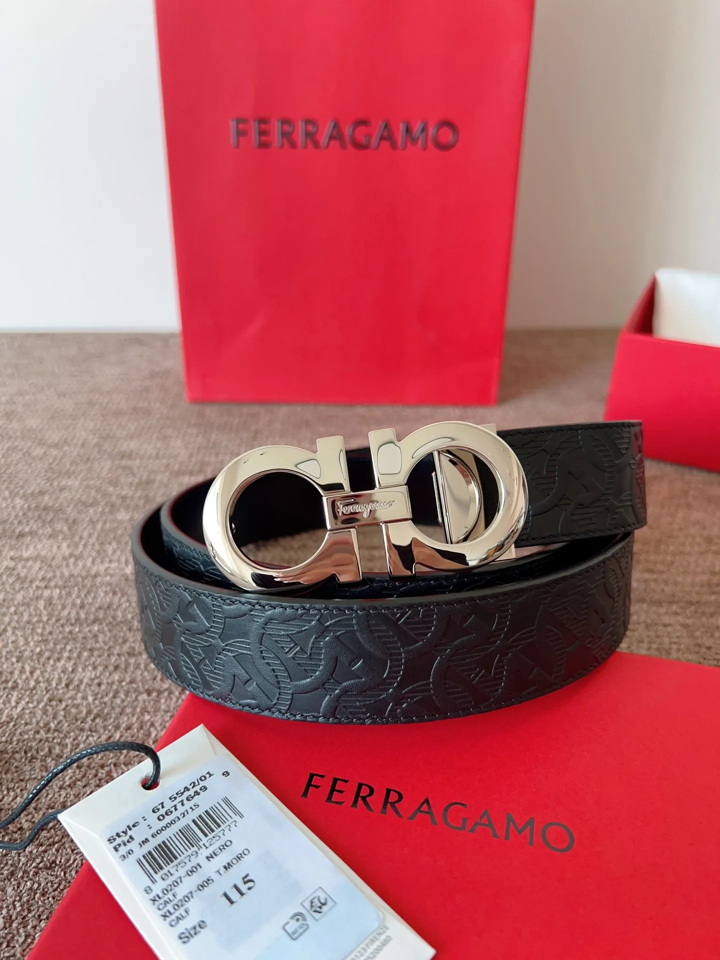 A Ferragamo belt that will never go out of style after several years of use, with original leather, high-quality buckles and brand new packaging. 💰760