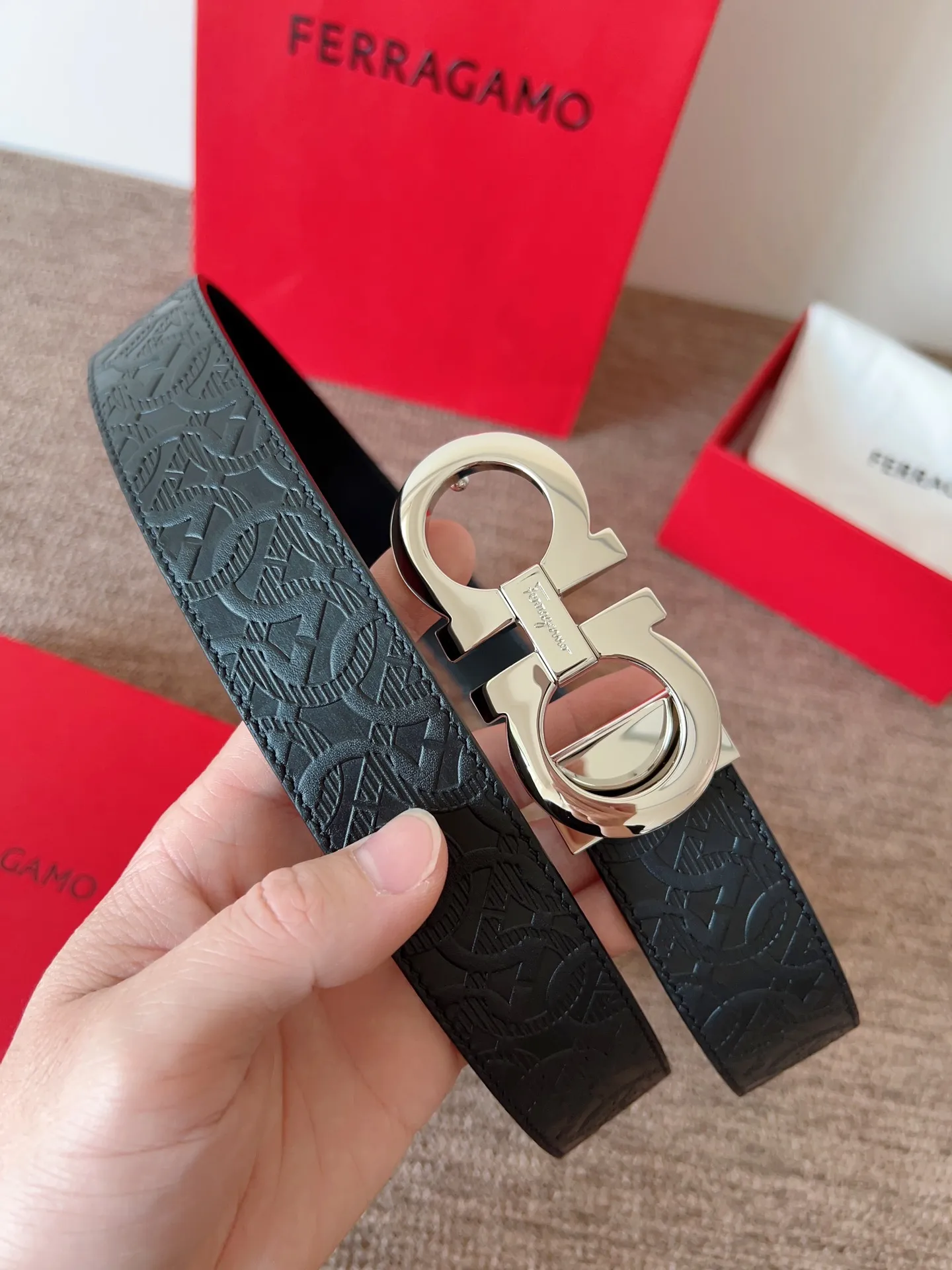 A Ferragamo belt that will never go out of style after several years of use, with original leather, high-quality buckles and brand new packaging. 💰760
