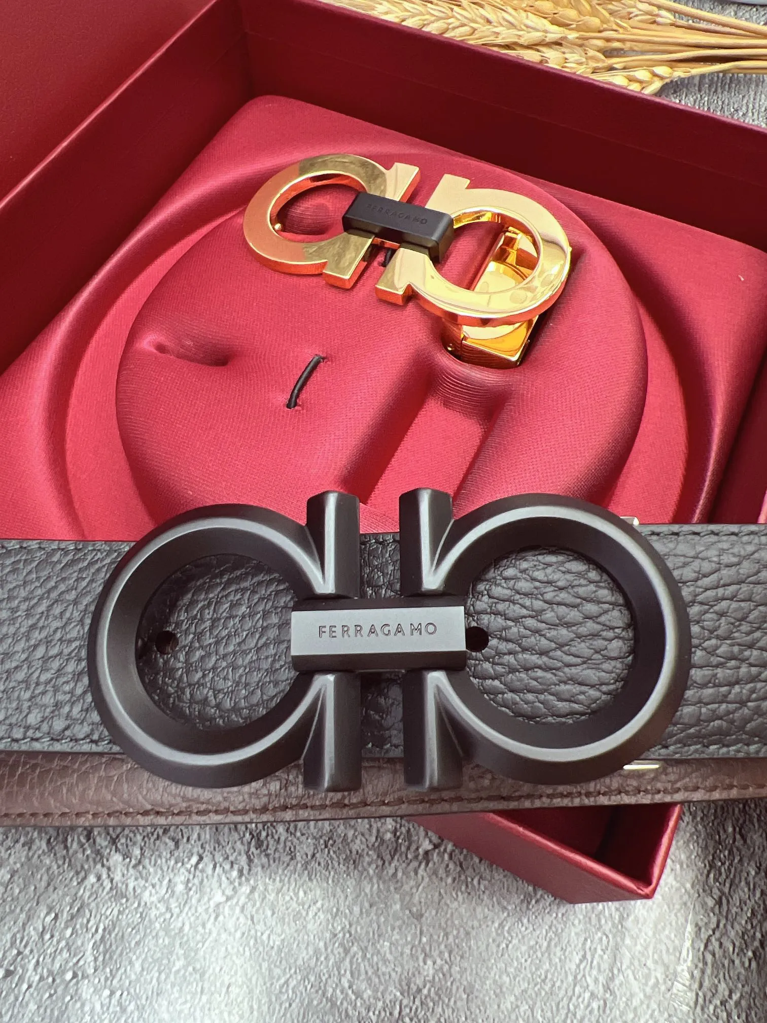💰560💰Full set of packaging💰 💍Purchasing grade FERRAGAMO⚡️🌹Double-buckle series The same style as the official website for early autumn🎉 Width: 3.5CM Purchasing quality Double buckles can be used with each other Double-sided imported calfskin belt Supports chip scanning The length can be cut by yourself, giving you a counter-like experience 360-degree high-quality metal buckle with no dead ends, worn around the waist to perfectly reflect the quality of life⚡️🌹Gifts and personal use👍