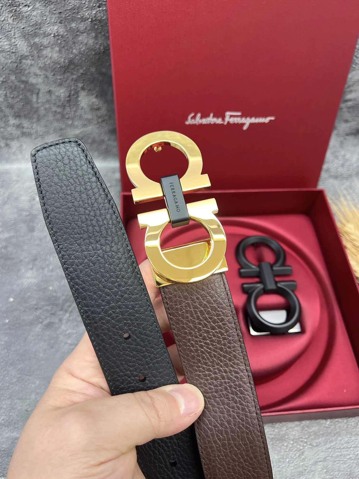 💰560💰Full set of packaging💰 💍Purchasing grade FERRAGAMO⚡️🌹Double-buckle series The same style as the official website for early autumn🎉 Width: 3.5CM Purchasing quality Double buckles can be used with each other Double-sided imported calfskin belt Supports chip scanning The length can be cut by yourself, giving you a counter-like experience 360-degree high-quality metal buckle with no dead ends, worn around the waist to perfectly reflect the quality of life⚡️🌹Gifts and personal use👍