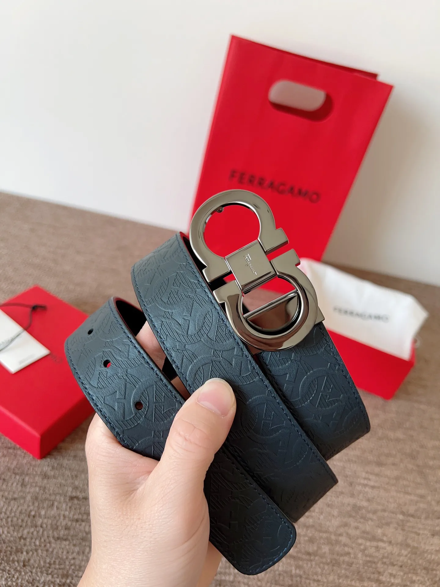 A Ferragamo belt that will never go out of style after several years of use, with original leather, high-quality buckles and brand new packaging. 💰760