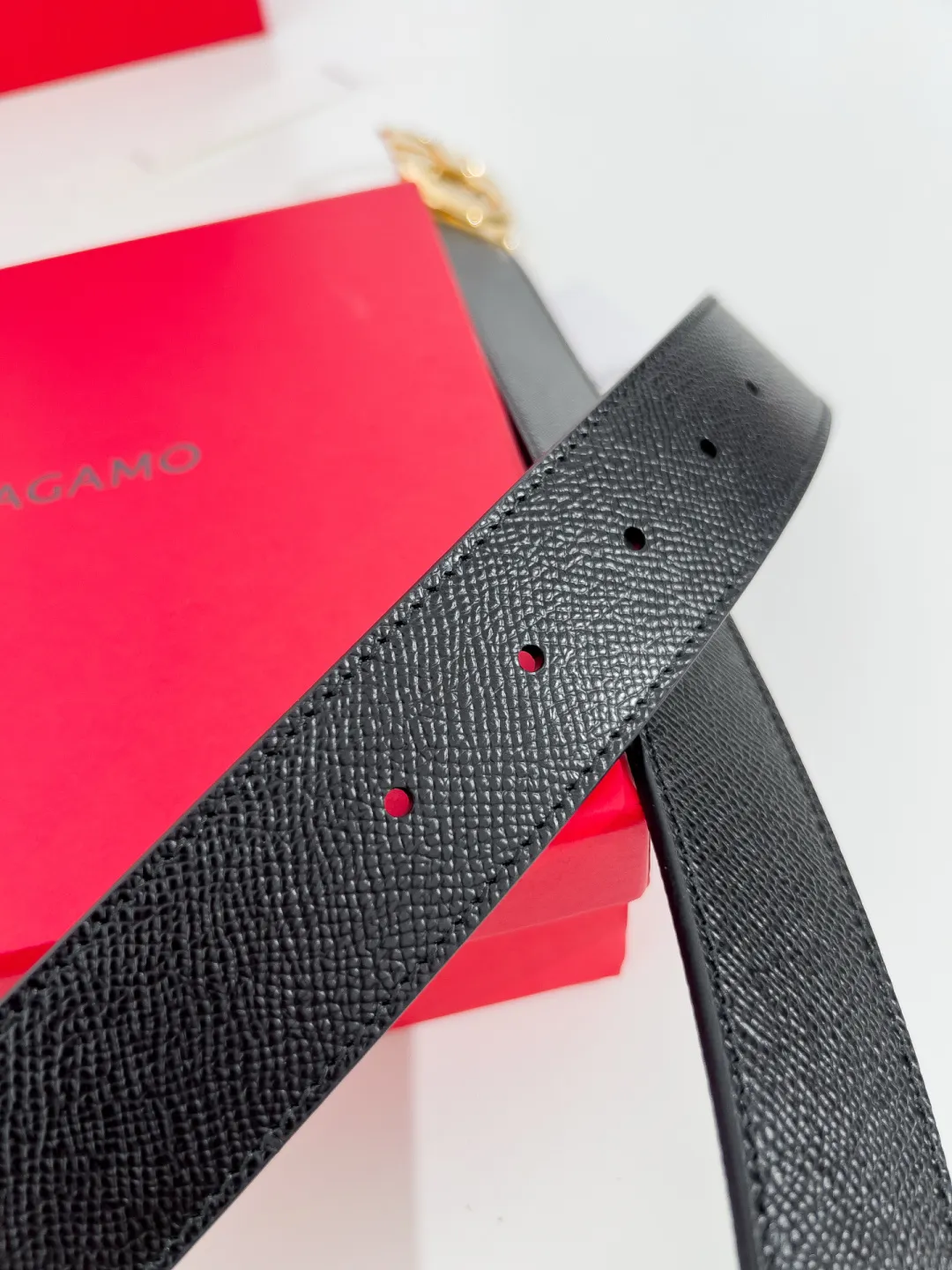 💰440💰Full package💰 💍Purchase-grade Ferragamo⚡️🌹Width 3.5cm, imported first-layer calfskin, double-sided cowhide material⚡️🌹The leather is soft and Q-elastic. Dürkopp's diagonal stitching is exquisite and durable. Good quality goods. Button head: pure copper button (gold, gun color, silver)