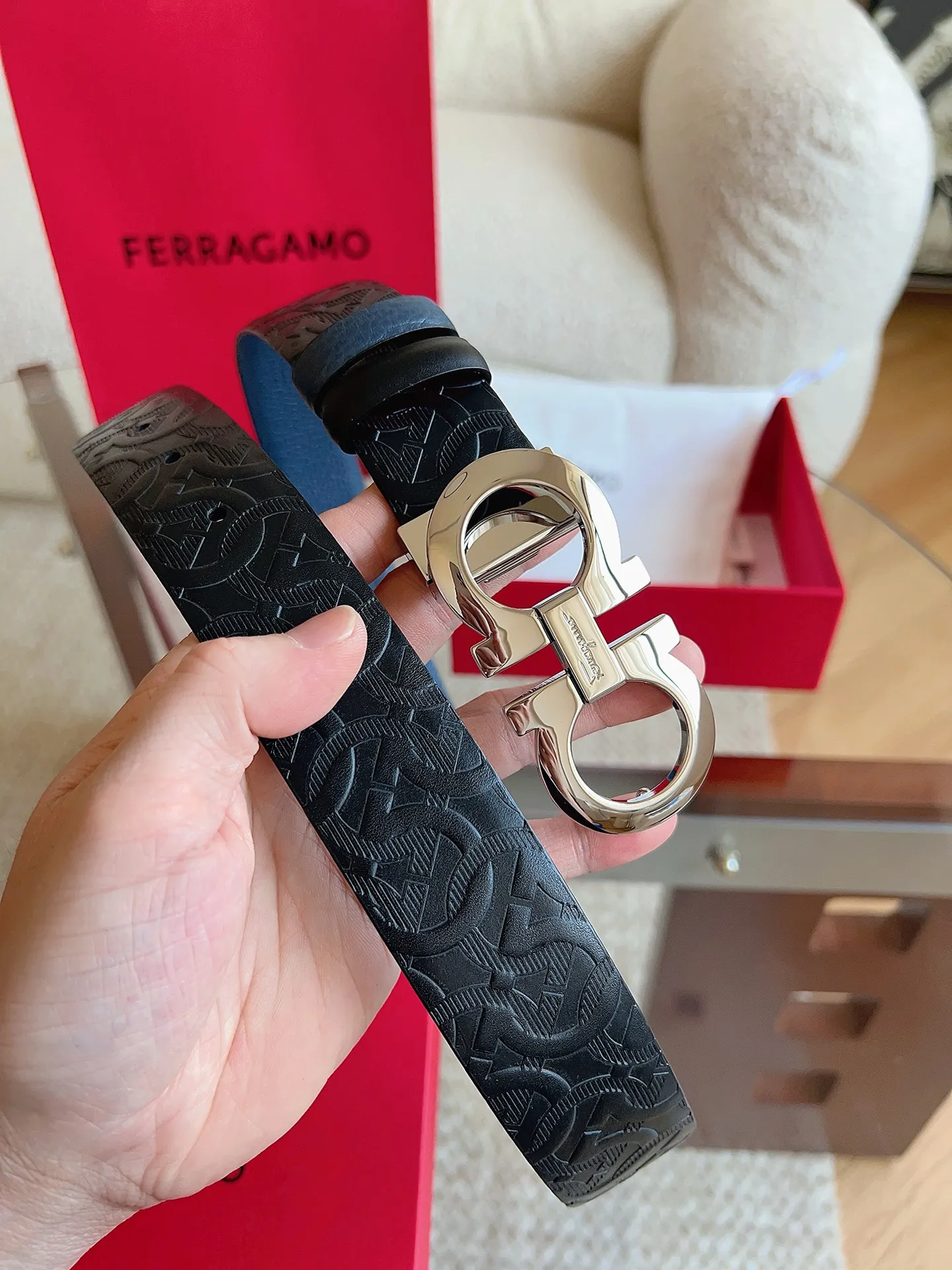 💰440💰Full package💰 💍Purchasing agent Ferragamo (2026 early spring style), the belt is made of first-layer cowhide with special processing, highlighting the natural grain, and using modern and elegant colors to reinterpret men's classic items. The double-sided design complements the Gancini double buckle, creating a flexible and versatile piece. The length is adjustable for a tailor-made fit. Belt width: 3.5cm