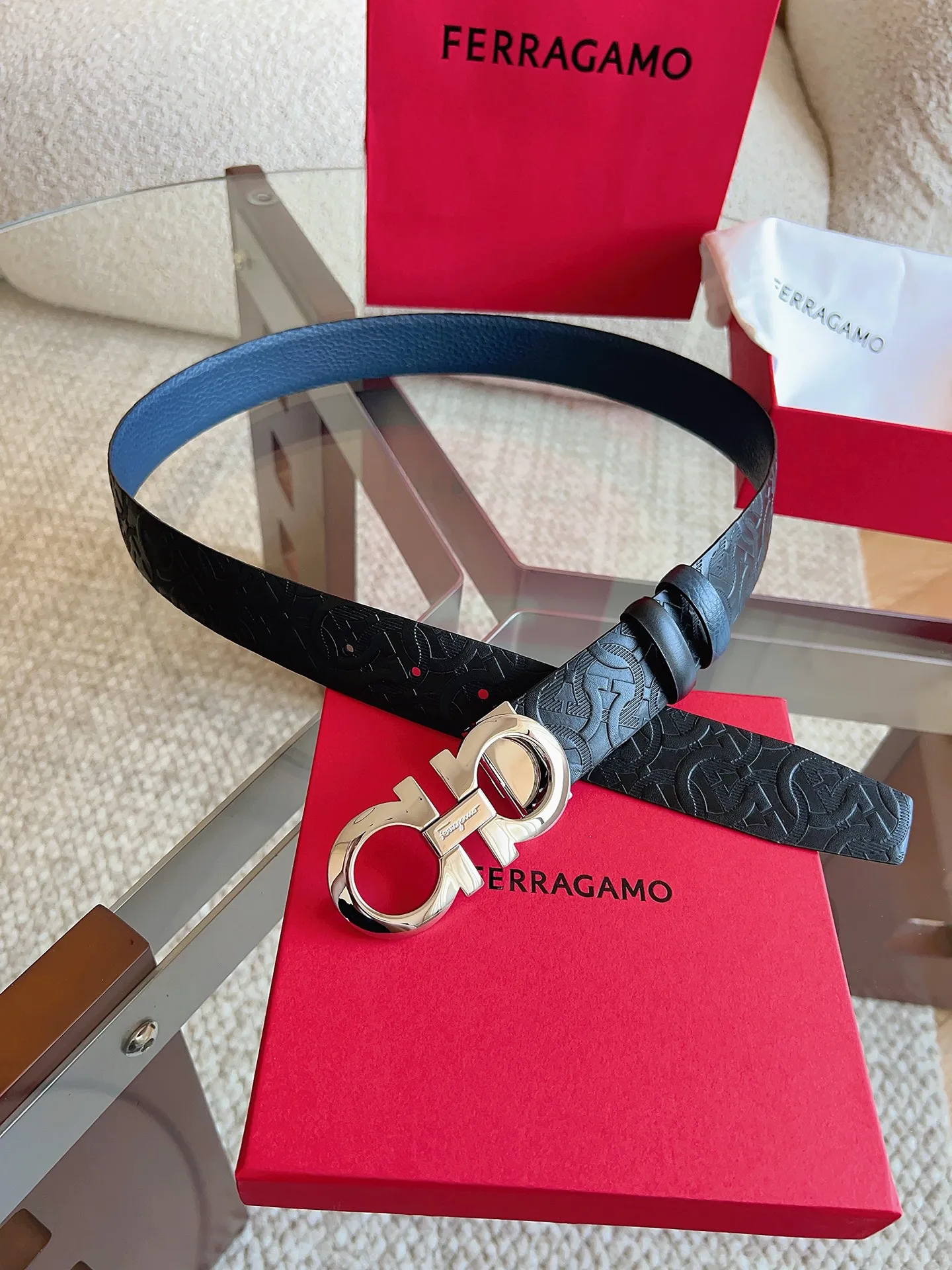 💰440💰Full package💰 💍Purchasing agent Ferragamo (2026 early spring style), the belt is made of first-layer cowhide with special processing, highlighting the natural grain, and using modern and elegant colors to reinterpret men's classic items. The double-sided design complements the Gancini double buckle, creating a flexible and versatile piece. The length is adjustable for a tailor-made fit. Belt width: 3.5cm