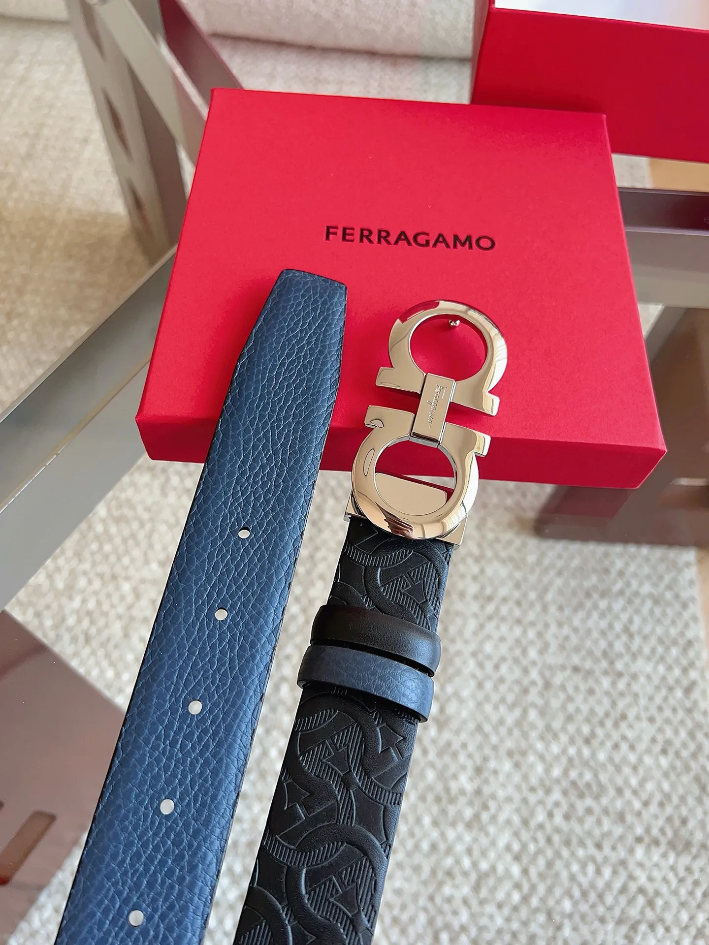 💰440💰Full package💰 💍Purchasing agent Ferragamo (2026 early spring style), the belt is made of first-layer cowhide with special processing, highlighting the natural grain, and using modern and elegant colors to reinterpret men's classic items. The double-sided design complements the Gancini double buckle, creating a flexible and versatile piece. The length is adjustable for a tailor-made fit. Belt width: 3.5cm