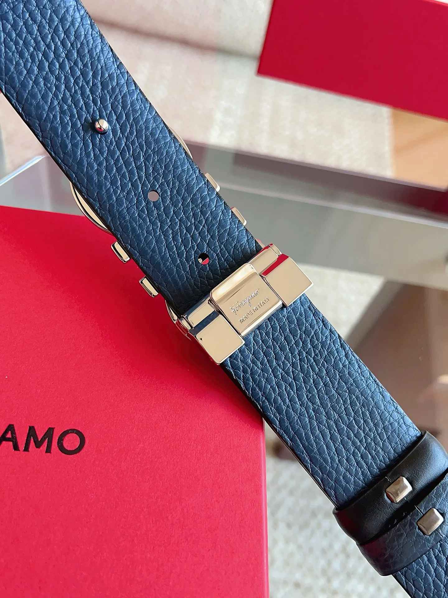 💰440💰Full package💰 💍Purchasing agent Ferragamo (2026 early spring style), the belt is made of first-layer cowhide with special processing, highlighting the natural grain, and using modern and elegant colors to reinterpret men's classic items. The double-sided design complements the Gancini double buckle, creating a flexible and versatile piece. The length is adjustable for a tailor-made fit. Belt width: 3.5cm