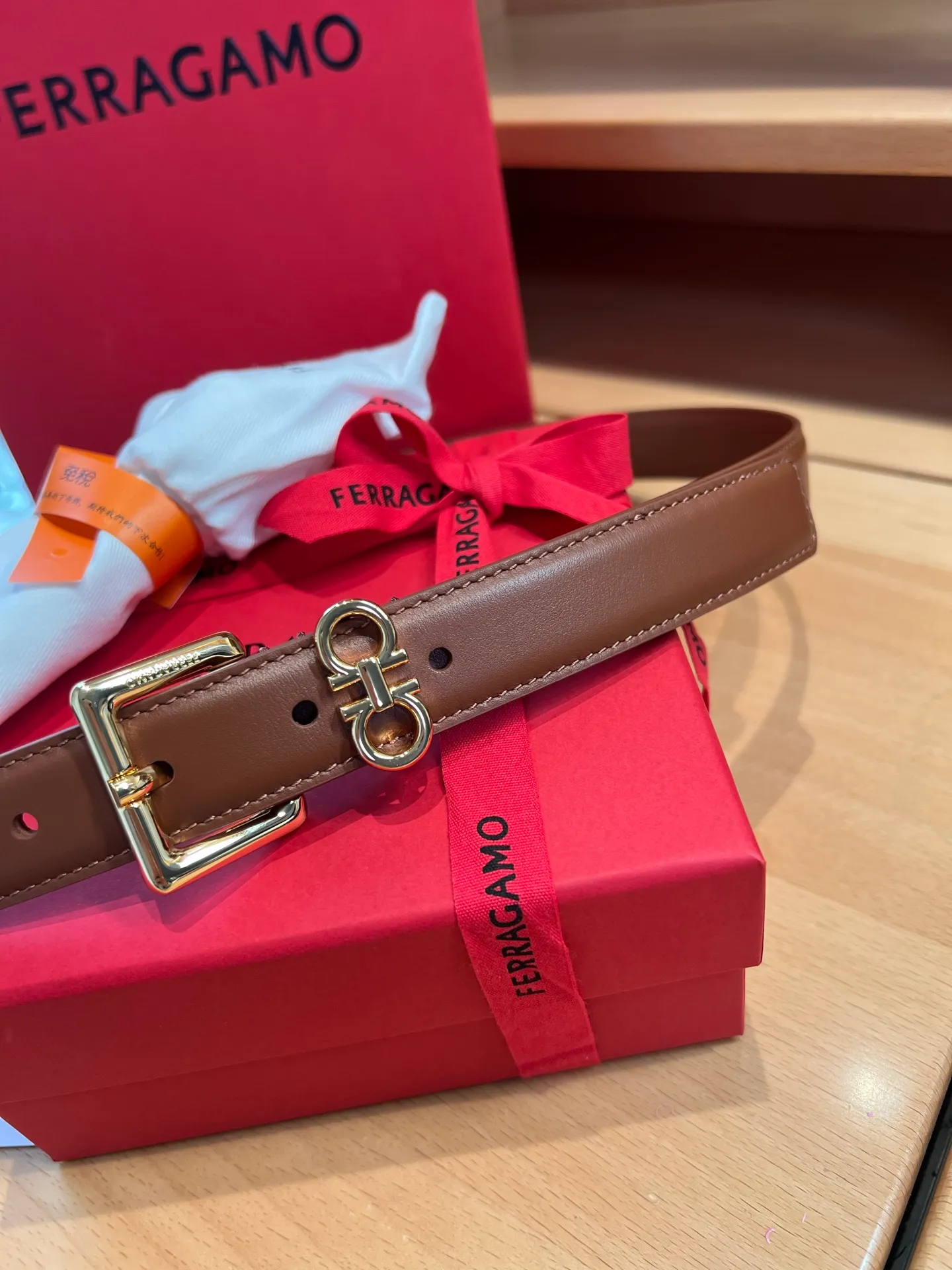 💰520💰Full package💰 💍Purchase level Dreams on the wrist, a new interpretation of female charm - Ferragamo 2.5cm women's pin buckle belt On the fashion stage, women's charm always blooms in the details. Ferragamo's 2.5cm women's pin buckle belt is like a smart work of art, outlining a woman's elegance and personality with delicate brushstrokes, becoming the finishing touch to highlight her fashion attitude.  This belt is made of top-quality materials. The leather is soft and skin-friendly, and the texture is natural and delicate. Every touch is like an intimate dialogue with nature. After special processing, the leather is tough and durable without losing its soft texture. It can not only withstand the test of daily wear, but also gently fit women's waistline, bringing unparalleled comfort experience.  The exquisite width of 2.5cm reflects Ferragamo’s profound insight into women’s fashion aesthetics. It cleverly walks the line between sophistication and grandeur, without being too ostentatious, yet accurately attracting attention. Whether it is paired with a simple and capable workplace suit to highlight a woman's independent confidence and professional temperament; or combined with a romantic and soft dress to emphasize the graceful body curves and interpret a gentle and romantic style, it can be perfectly controlled and inject unique charm into the overall look.  The pin buckle design is the soul of this belt. The metal pin buckle has been carefully polished and shines with a charming luster, with smooth lines and rich texture. The simple yet exquisite shape not only shows the modern and fashionable simple style, but also contains the profound brand heritage of Ferragamo. When buckled, the crisp sound is like a fashionable movement, and every use is a pleasant experience. Moreover, the solid design of the pin buckle ensures the stability of the belt during wearing, so that you don't have to worry about the embarrassment of slipping, and can enjoy the confidence and calmness brought by fashion.  Ferragamo, a fashion brand with a long history, has always been committed to creating fashion items for women that combine quality and design. This 2.5cm women's pin buckle belt is not only a symbol of fashion, but also a reflection of the brand's persistent pursuit of excellent quality and innovative design. It carries the cultural connotation of the brand and has become an important carrier for women to show themselves and express their personality.  When you tie the Ferragamo 2.5cm women's pin buckle belt around your waist, at that moment it is more than just a belt, it is an extension of your personality and style. It witnesses your hard work and achievements in the workplace and accompanies you to enjoy every beautiful moment in life. It allows you to exude unique charm in every gesture, and can become the center of attention whether on the bustling urban streets or in elegant social occasions.  Choosing Ferragamo's 2.5cm women's pin buckle belt means choosing an exquisite attitude towards life and the ultimate pursuit of fashion. It will add brilliant colors to your fashion journey with its unique charm and become an eternal classic in your wardrobe.