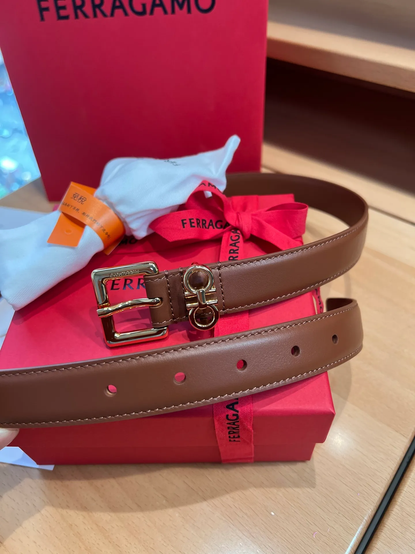 💰520💰Full package💰 💍Purchase level Dreams on the wrist, a new interpretation of female charm - Ferragamo 2.5cm women's pin buckle belt On the fashion stage, women's charm always blooms in the details. Ferragamo's 2.5cm women's pin buckle belt is like a smart work of art, outlining a woman's elegance and personality with delicate brushstrokes, becoming the finishing touch to highlight her fashion attitude.  This belt is made of top-quality materials. The leather is soft and skin-friendly, and the texture is natural and delicate. Every touch is like an intimate dialogue with nature. After special processing, the leather is tough and durable without losing its soft texture. It can not only withstand the test of daily wear, but also gently fit women's waistline, bringing unparalleled comfort experience.  The exquisite width of 2.5cm reflects Ferragamo’s profound insight into women’s fashion aesthetics. It cleverly walks the line between sophistication and grandeur, without being too ostentatious, yet accurately attracting attention. Whether it is paired with a simple and capable workplace suit to highlight a woman's independent confidence and professional temperament; or combined with a romantic and soft dress to emphasize the graceful body curves and interpret a gentle and romantic style, it can be perfectly controlled and inject unique charm into the overall look.  The pin buckle design is the soul of this belt. The metal pin buckle has been carefully polished and shines with a charming luster, with smooth lines and rich texture. The simple yet exquisite shape not only shows the modern and fashionable simple style, but also contains the profound brand heritage of Ferragamo. When buckled, the crisp sound is like a fashionable movement, and every use is a pleasant experience. Moreover, the solid design of the pin buckle ensures the stability of the belt during wearing, so that you don't have to worry about the embarrassment of slipping, and can enjoy the confidence and calmness brought by fashion.  Ferragamo, a fashion brand with a long history, has always been committed to creating fashion items for women that combine quality and design. This 2.5cm women's pin buckle belt is not only a symbol of fashion, but also a reflection of the brand's persistent pursuit of excellent quality and innovative design. It carries the cultural connotation of the brand and has become an important carrier for women to show themselves and express their personality.  When you tie the Ferragamo 2.5cm women's pin buckle belt around your waist, at that moment it is more than just a belt, it is an extension of your personality and style. It witnesses your hard work and achievements in the workplace and accompanies you to enjoy every beautiful moment in life. It allows you to exude unique charm in every gesture, and can become the center of attention whether on the bustling urban streets or in elegant social occasions.  Choosing Ferragamo's 2.5cm women's pin buckle belt means choosing an exquisite attitude towards life and the ultimate pursuit of fashion. It will add brilliant colors to your fashion journey with its unique charm and become an eternal classic in your wardrobe.