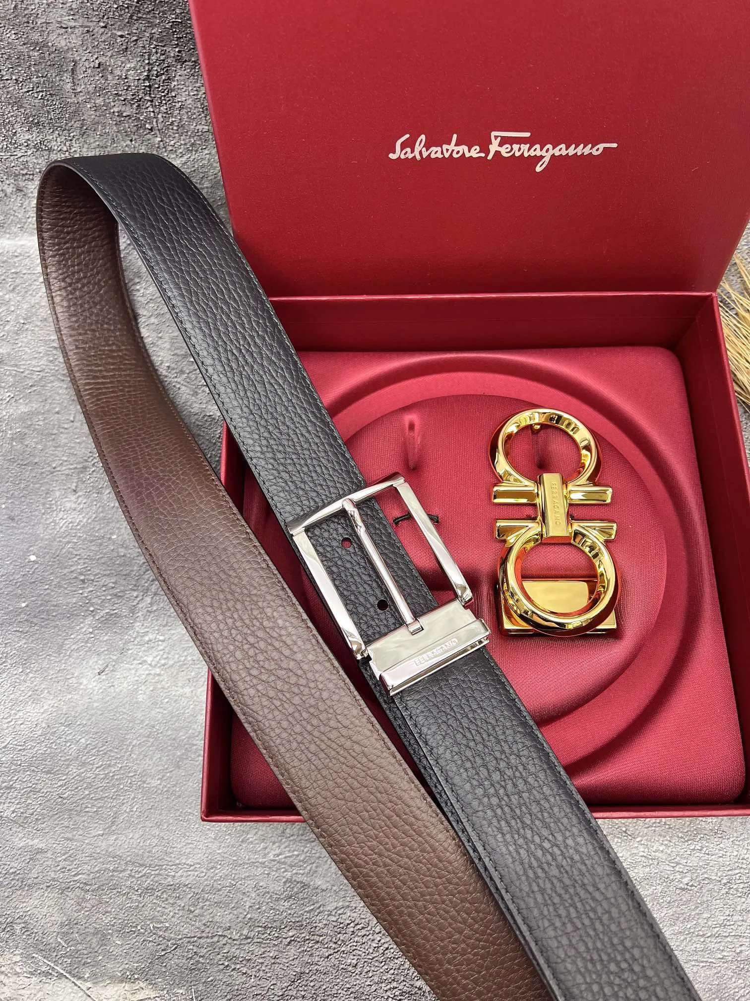 💰560💰Full set of packaging💰 💍Purchasing grade FERRAGAMO⚡️🌹Double-buckle series The same style as the official website for early autumn🎉 Width: 3.5CM Purchasing quality Double buckles can be used with each other Double-sided imported calfskin belt Supports chip scanning The length can be cut by yourself, giving you a counter-like experience 360-degree high-quality metal buckle with no dead ends, worn around the waist to perfectly reflect the quality of life⚡️🌹Gifts and personal use👍