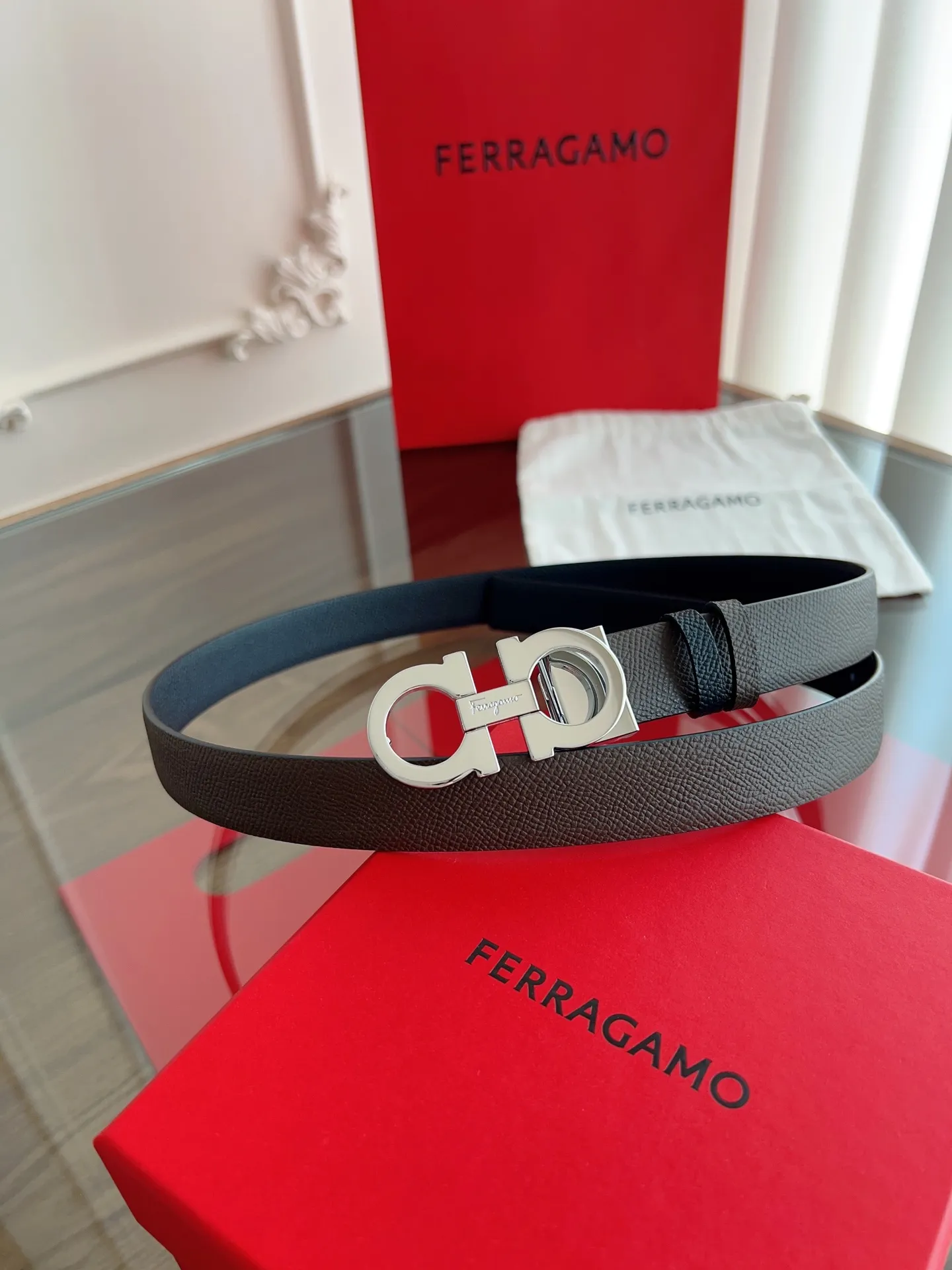 💰440💰Full set of packaging💰 💍Purchasing-grade Ferragamo·High-end quality． Double-sided colors available. The length can be cut by yourself to achieve a slimming effect. Material: The belt is made of imported first-layer cowhide. Exquisite, high-end and classy. Photographed in kind. Width: 2.5cm
