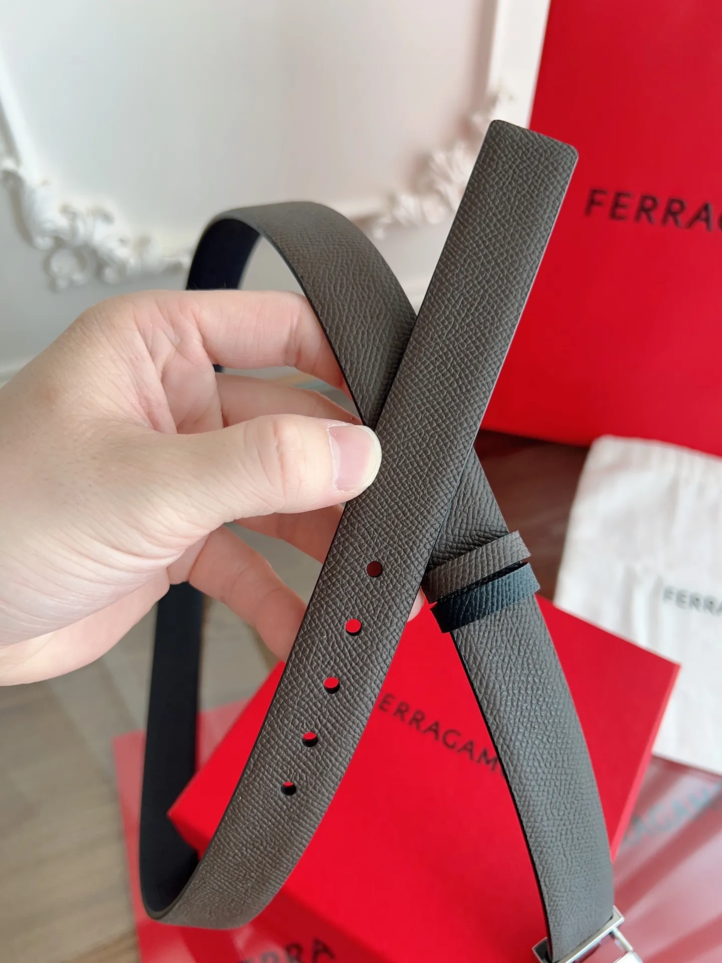 💰440💰Full set of packaging💰 💍Purchasing-grade Ferragamo·High-end quality． Double-sided colors available. The length can be cut by yourself to achieve a slimming effect. Material: The belt is made of imported first-layer cowhide. Exquisite, high-end and classy. Photographed in kind. Width: 2.5cm