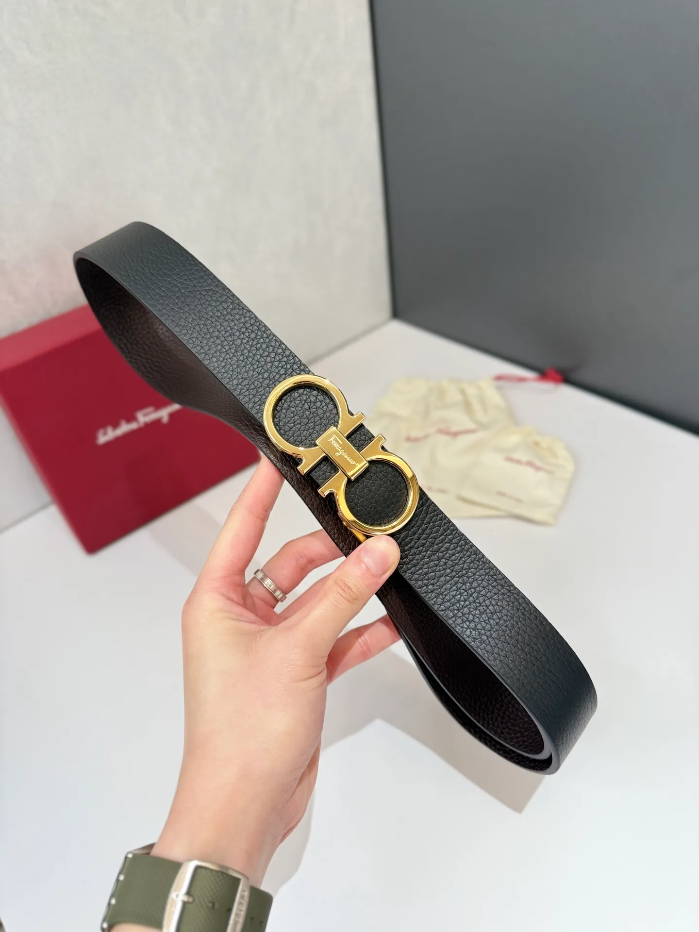 💰460💰Full package💰 💍Purchase level Salvatore Ferragamo is an Italian luxury brand known for its high-quality leather goods, shoes and accessories. Ferragamo's belts are one of its classic products, usually made of high-quality leather, with simple yet elegant designs, suitable for both business and leisure occasions. Automatic smooth buckle belt, stainless steel hardware, matching original leather belt body, adjustable length 🔝🔝🔝❤️❤️❤️
