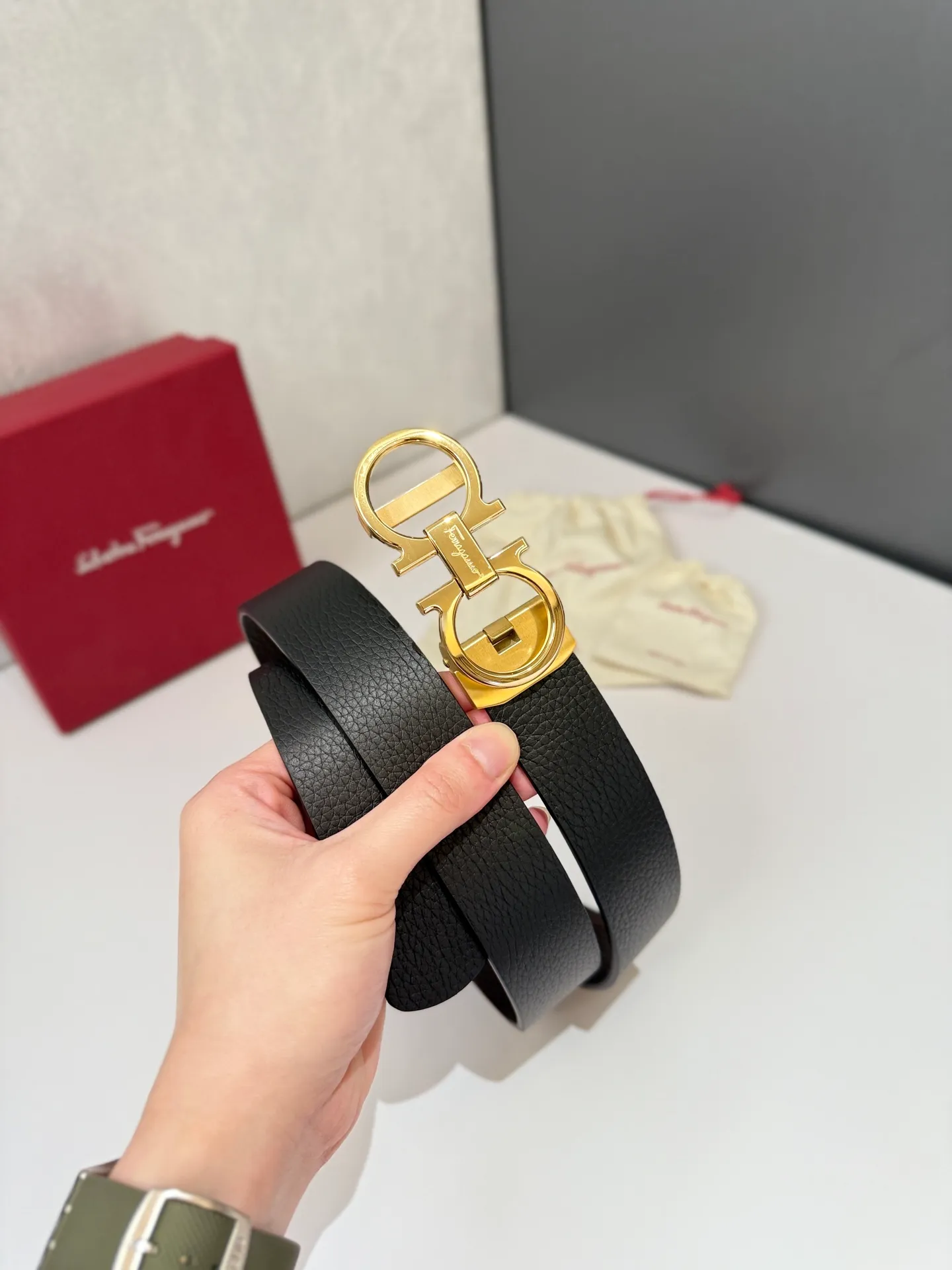 💰460💰Full package💰 💍Purchase level Salvatore Ferragamo is an Italian luxury brand known for its high-quality leather goods, shoes and accessories. Ferragamo's belts are one of its classic products, usually made of high-quality leather, with simple yet elegant designs, suitable for both business and leisure occasions. Automatic smooth buckle belt, stainless steel hardware, matching original leather belt body, adjustable length 🔝🔝🔝❤️❤️❤️