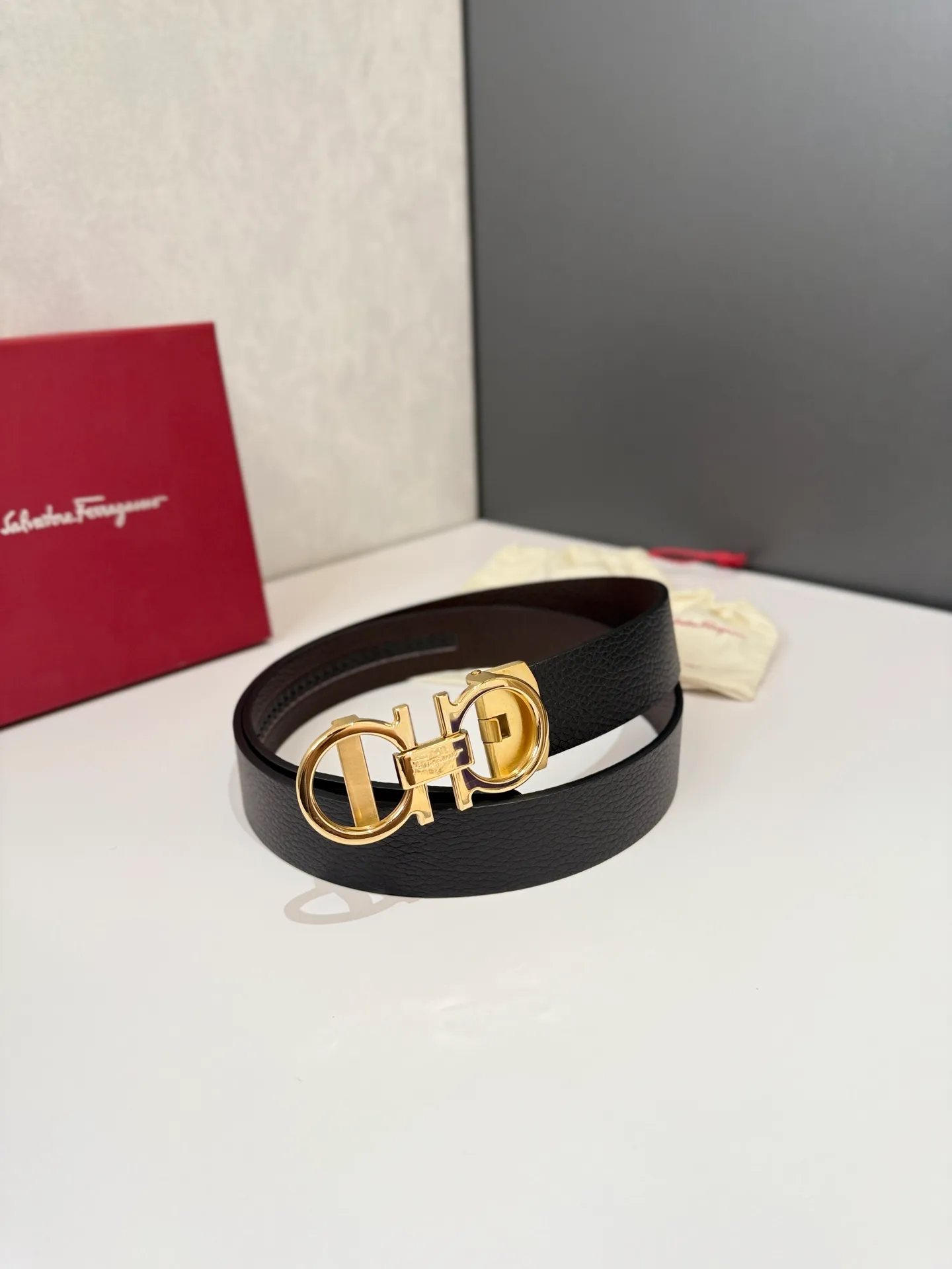 💰460💰Full package💰 💍Purchase level Salvatore Ferragamo is an Italian luxury brand known for its high-quality leather goods, shoes and accessories. Ferragamo's belts are one of its classic products, usually made of high-quality leather, with simple yet elegant designs, suitable for both business and leisure occasions. Automatic smooth buckle belt, stainless steel hardware, matching original leather belt body, adjustable length 🔝🔝🔝❤️❤️❤️