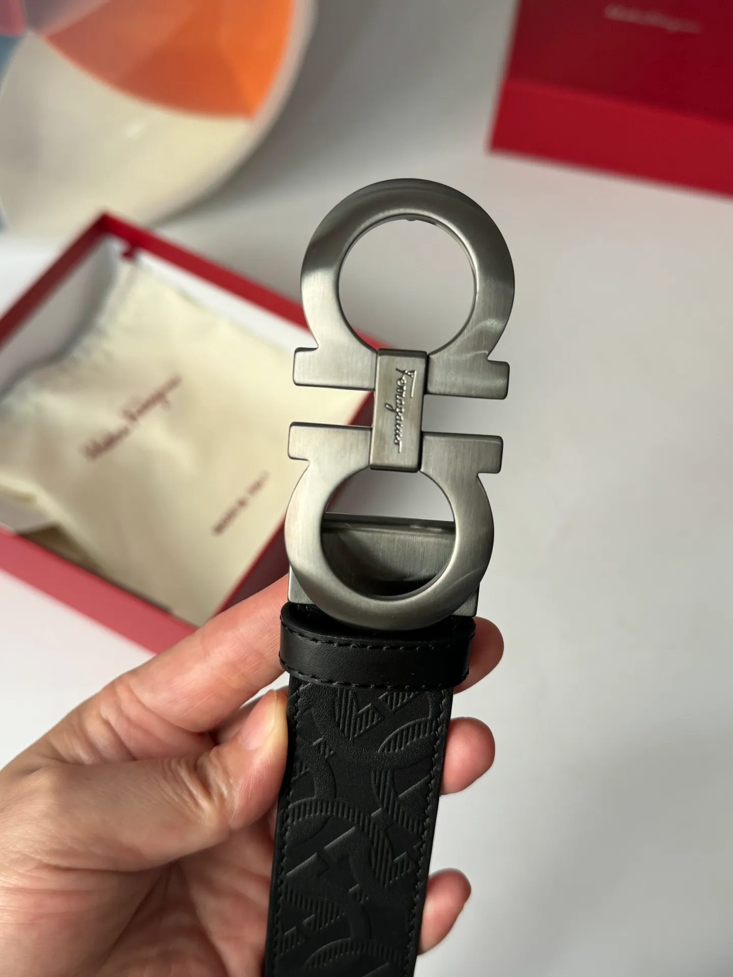 💰440💰Full set of packaging💰 💍Purchasing agent level Ferragamo The reason why men choose Ferragamo is very simple. First of all, the meaning is very good. We Chinese all like 8 symbolizing hair. Whether you are a business elite in the workplace or a business expert wearing such a belt, it looks calm and professional. Furthermore, it is a gift for your father, father-in-law and elders who are full of filial piety. It is really an invincible high-quality product that is not picky. 3.5cm.
