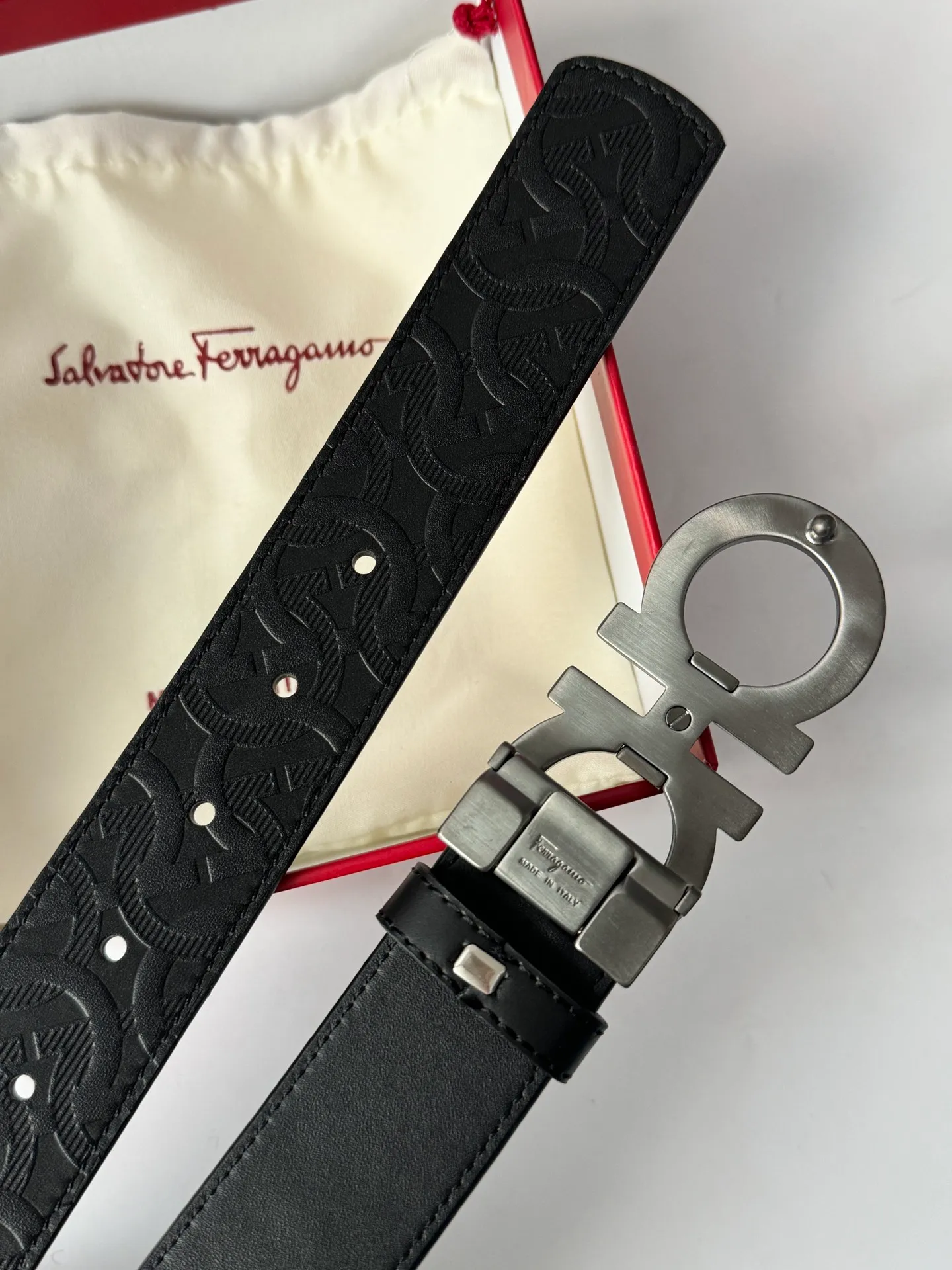💰440💰Full set of packaging💰 💍Purchasing agent level Ferragamo The reason why men choose Ferragamo is very simple. First of all, the meaning is very good. We Chinese all like 8 symbolizing hair. Whether you are a business elite in the workplace or a business expert wearing such a belt, it looks calm and professional. Furthermore, it is a gift for your father, father-in-law and elders who are full of filial piety. It is really an invincible high-quality product that is not picky. 3.5cm.