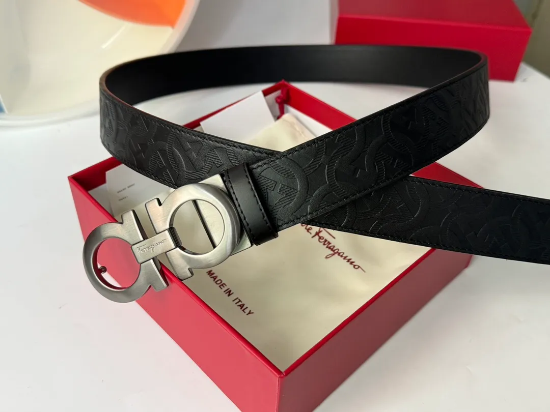 💰440💰Full set of packaging💰 💍Purchasing agent level Ferragamo The reason why men choose Ferragamo is very simple. First of all, the meaning is very good. We Chinese all like 8 symbolizing hair. Whether you are a business elite in the workplace or a business expert wearing such a belt, it looks calm and professional. Furthermore, it is a gift for your father, father-in-law and elders who are full of filial piety. It is really an invincible high-quality product that is not picky. 3.5cm.